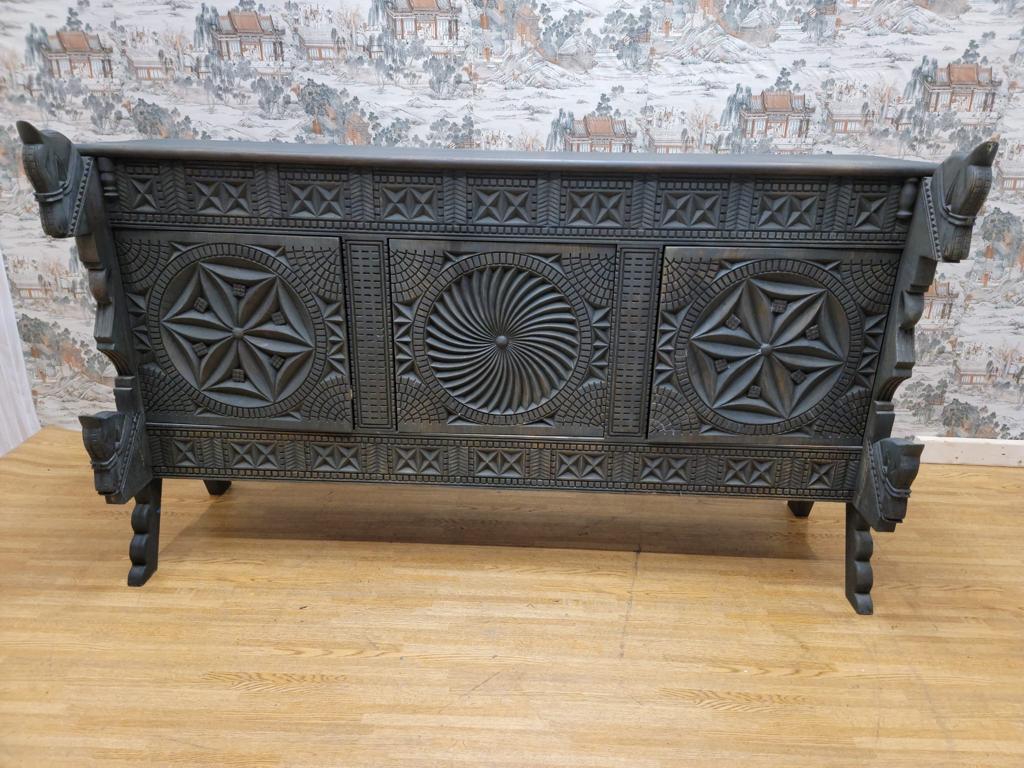 Vintage Chinese Carved Ornate Elmwood Sideboard mit Pferdemotiven im Angebot 1