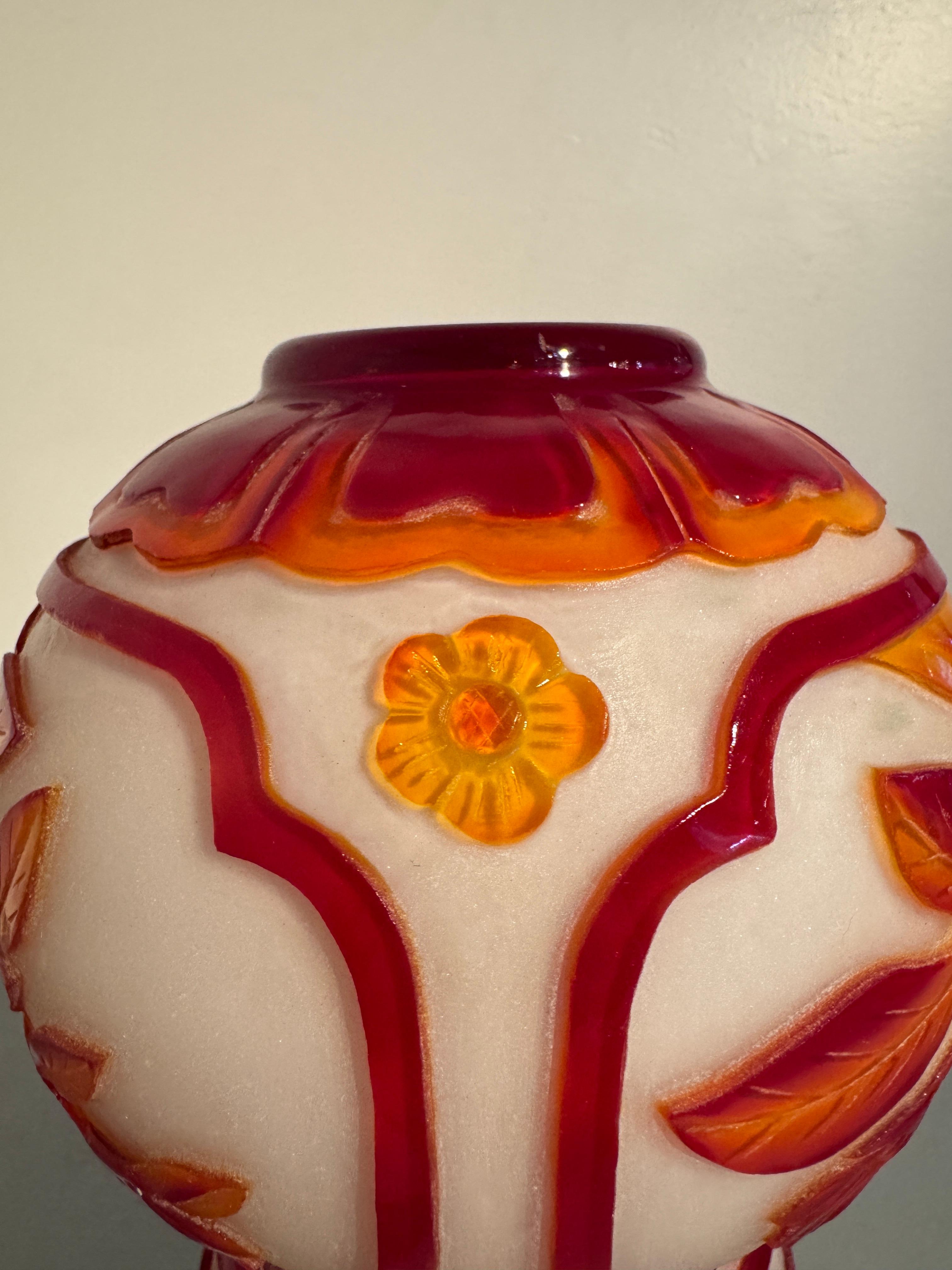 Vase à double gourde en verre chinois sculpté de Pékin, circa 1960's en vente 3