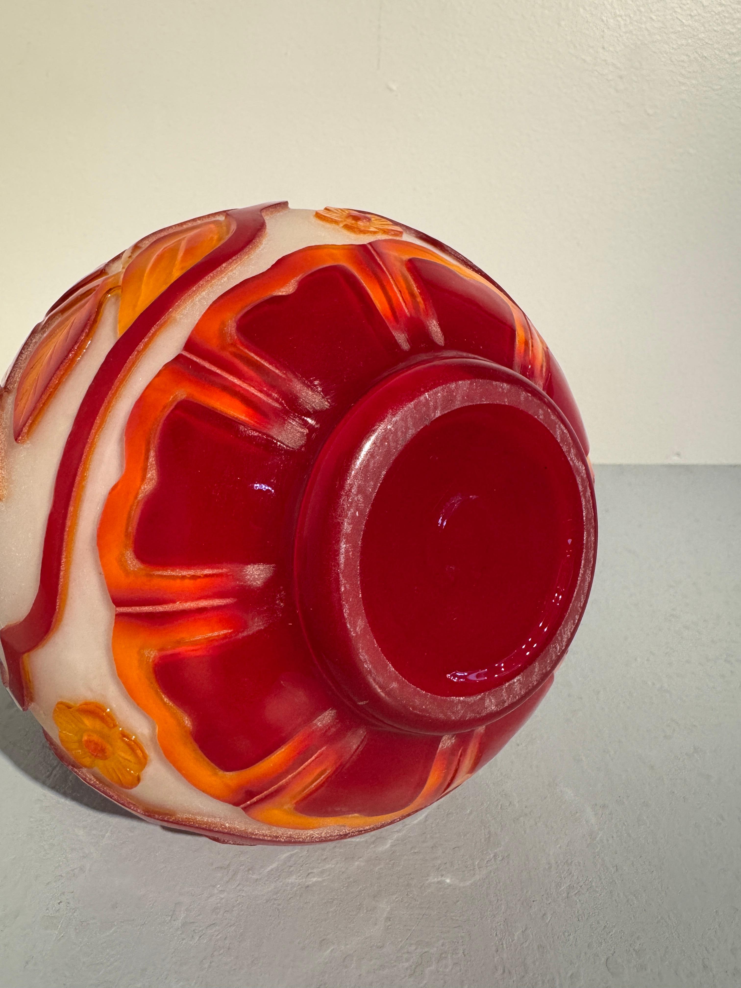 Vase à double gourde en verre chinois sculpté de Pékin, circa 1960's en vente 4