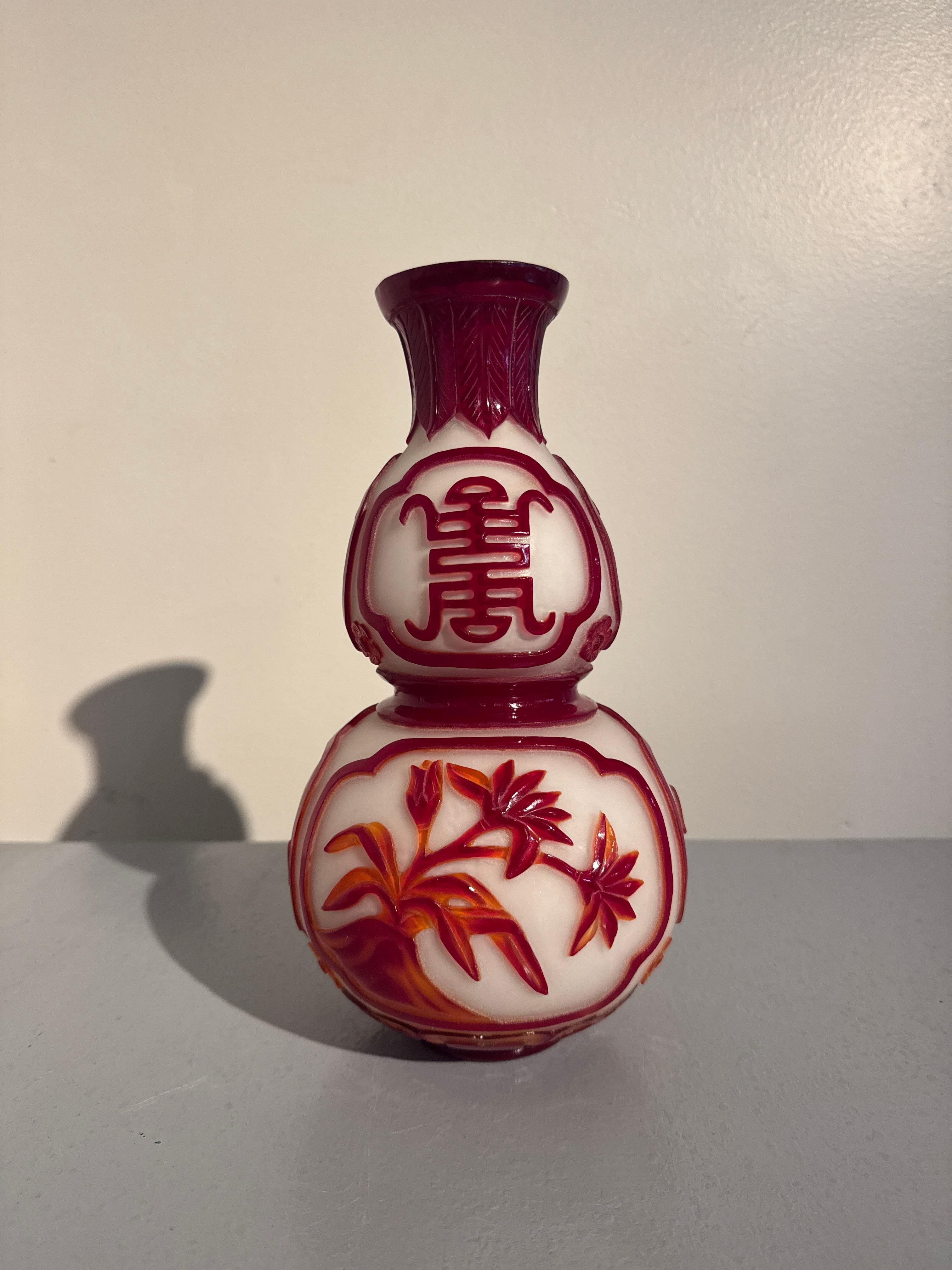 Chinois Vase à double gourde en verre chinois sculpté de Pékin, circa 1960's en vente