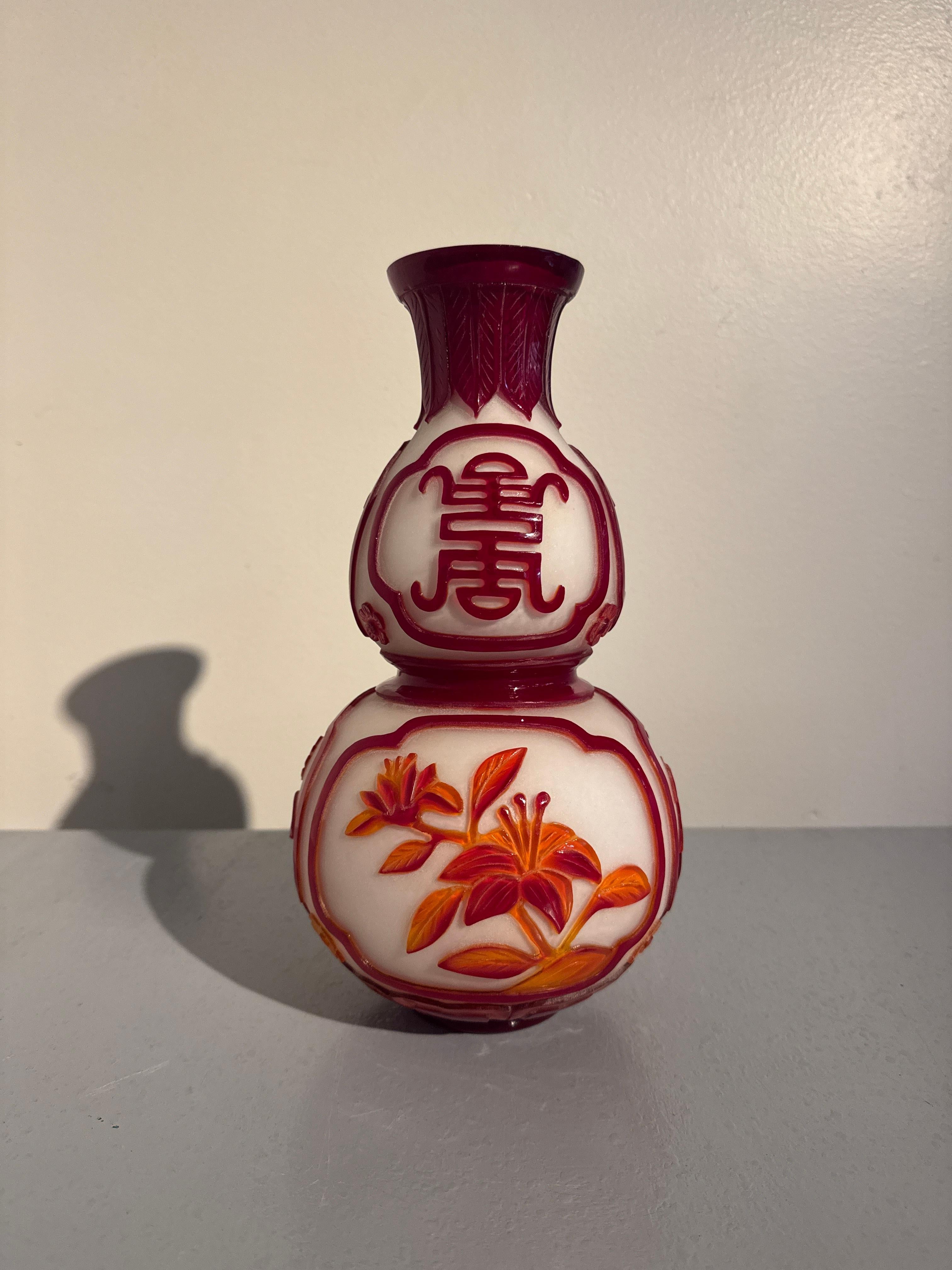 Sculpté Vase à double gourde en verre chinois sculpté de Pékin, circa 1960's en vente