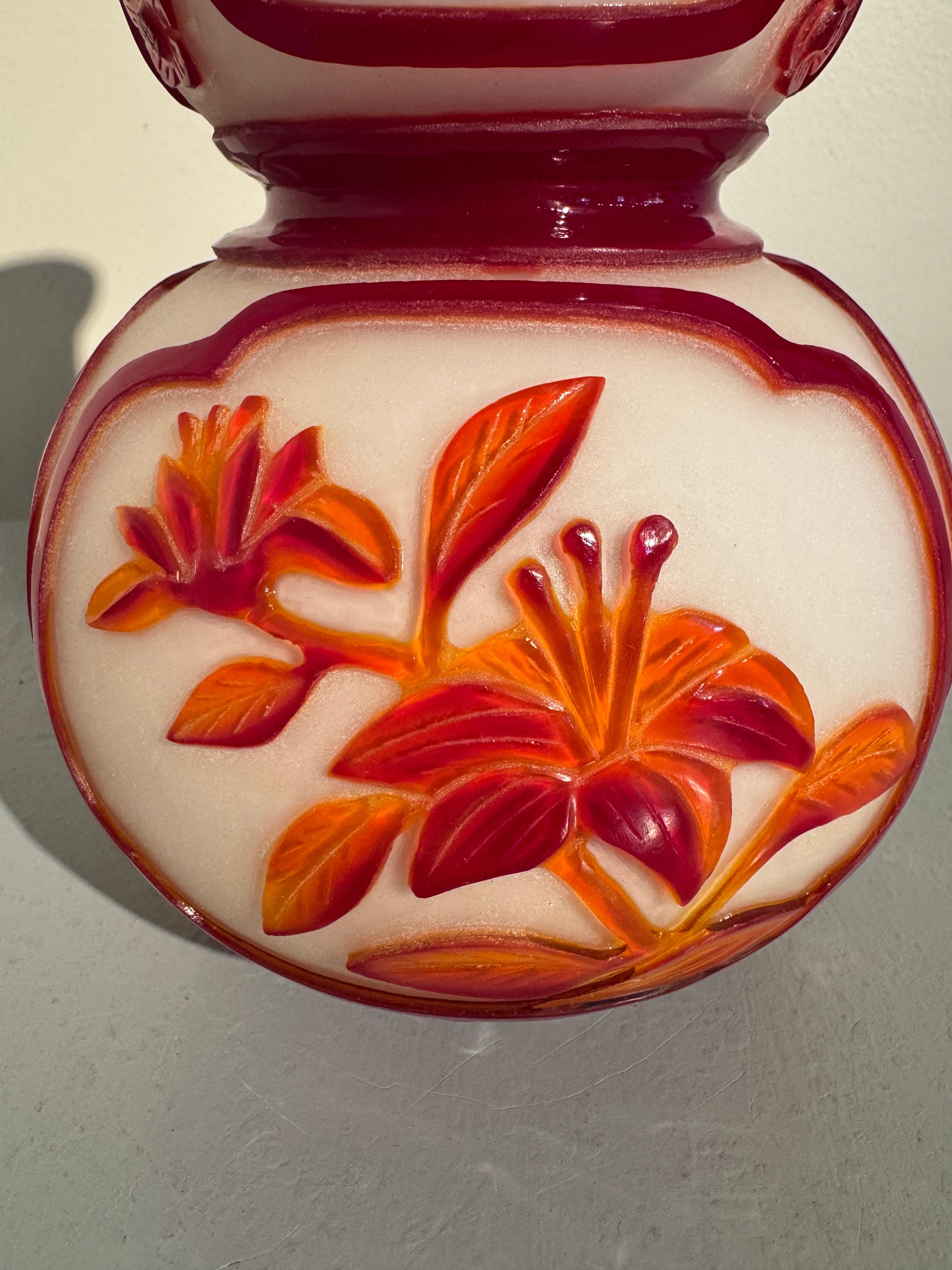 Milieu du XXe siècle Vase à double gourde en verre chinois sculpté de Pékin, circa 1960's en vente