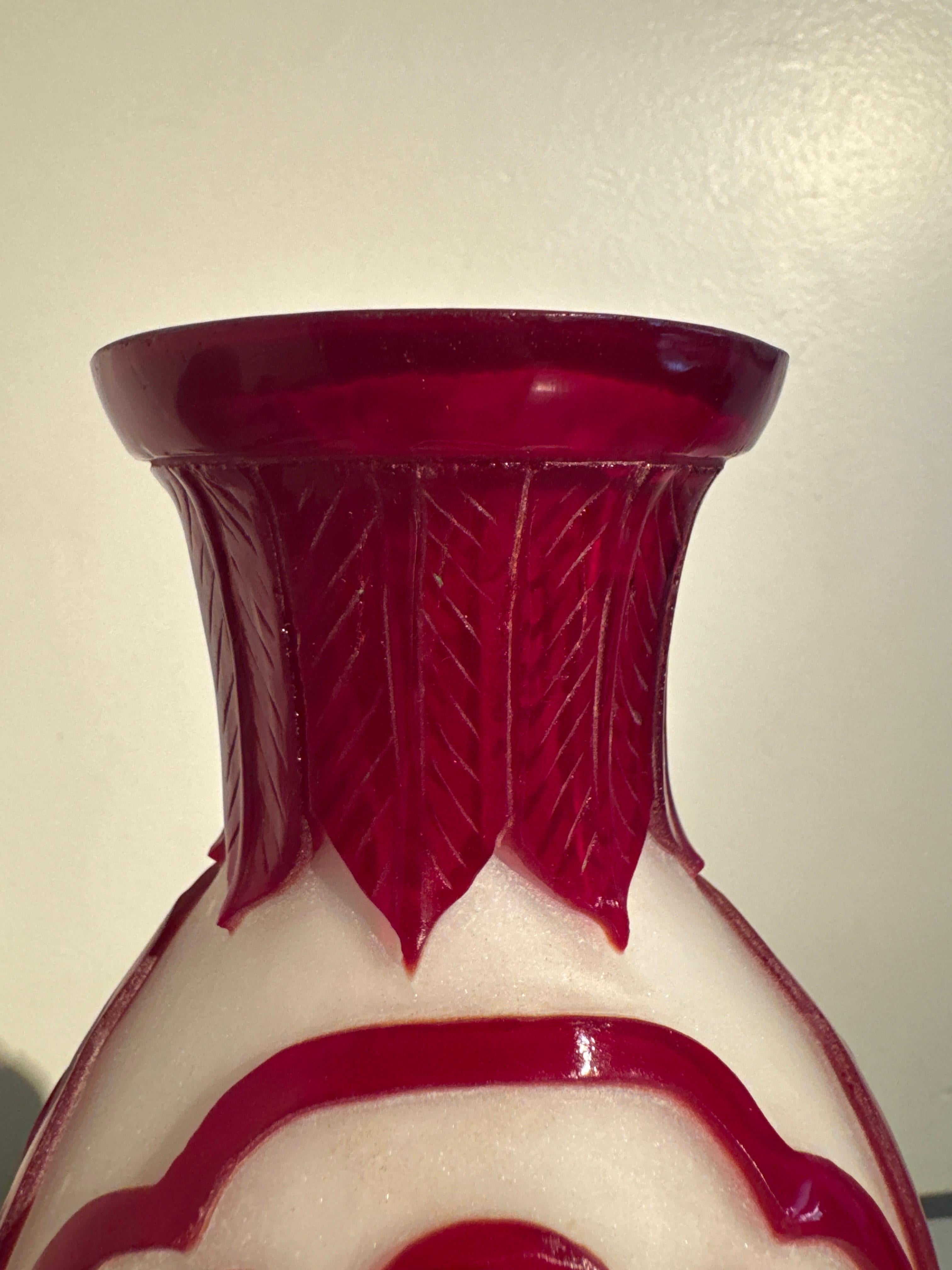Verre Vase à double gourde en verre chinois sculpté de Pékin, circa 1960's en vente