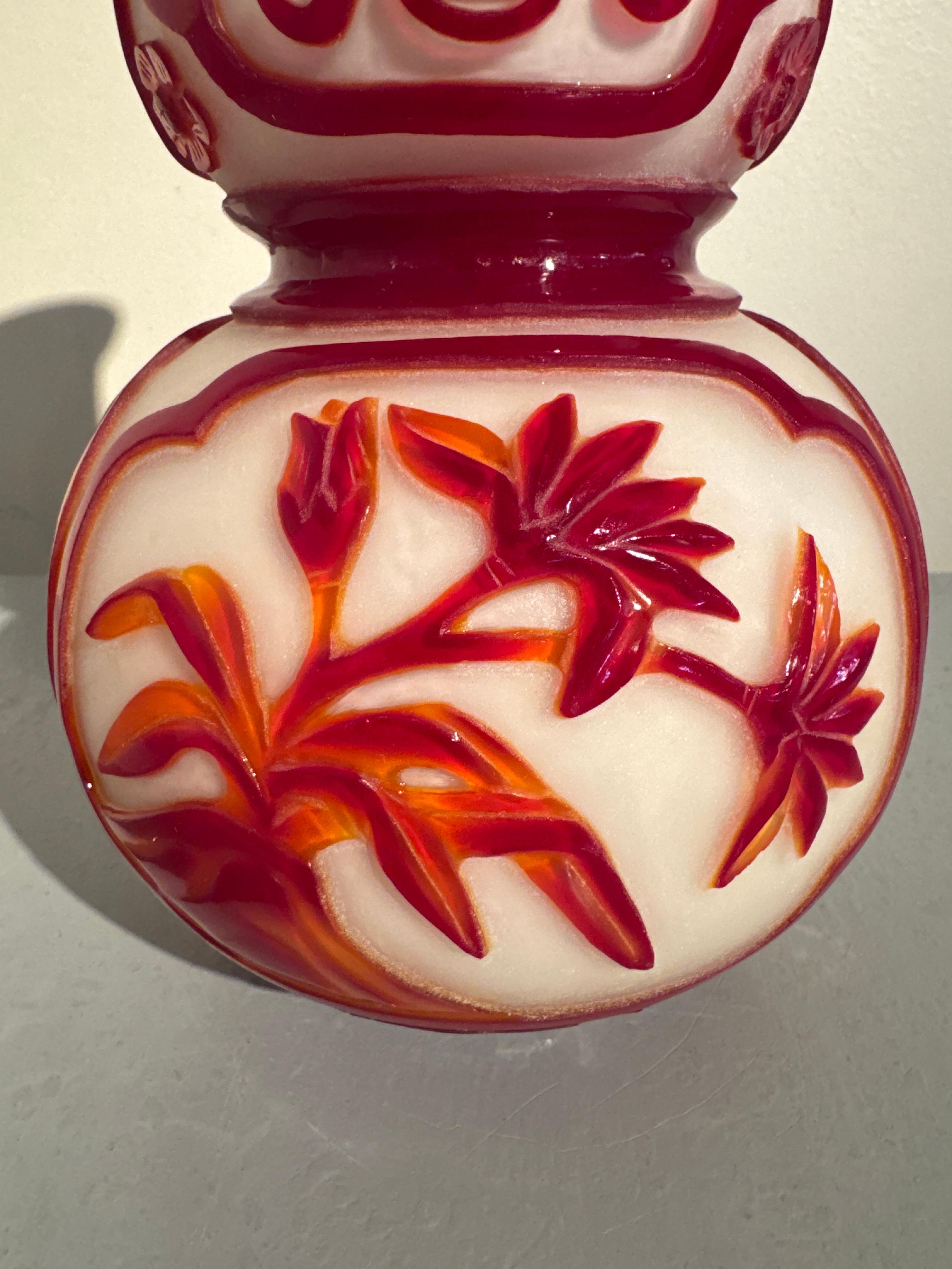 Vase à double gourde en verre chinois sculpté de Pékin, circa 1960's en vente 1