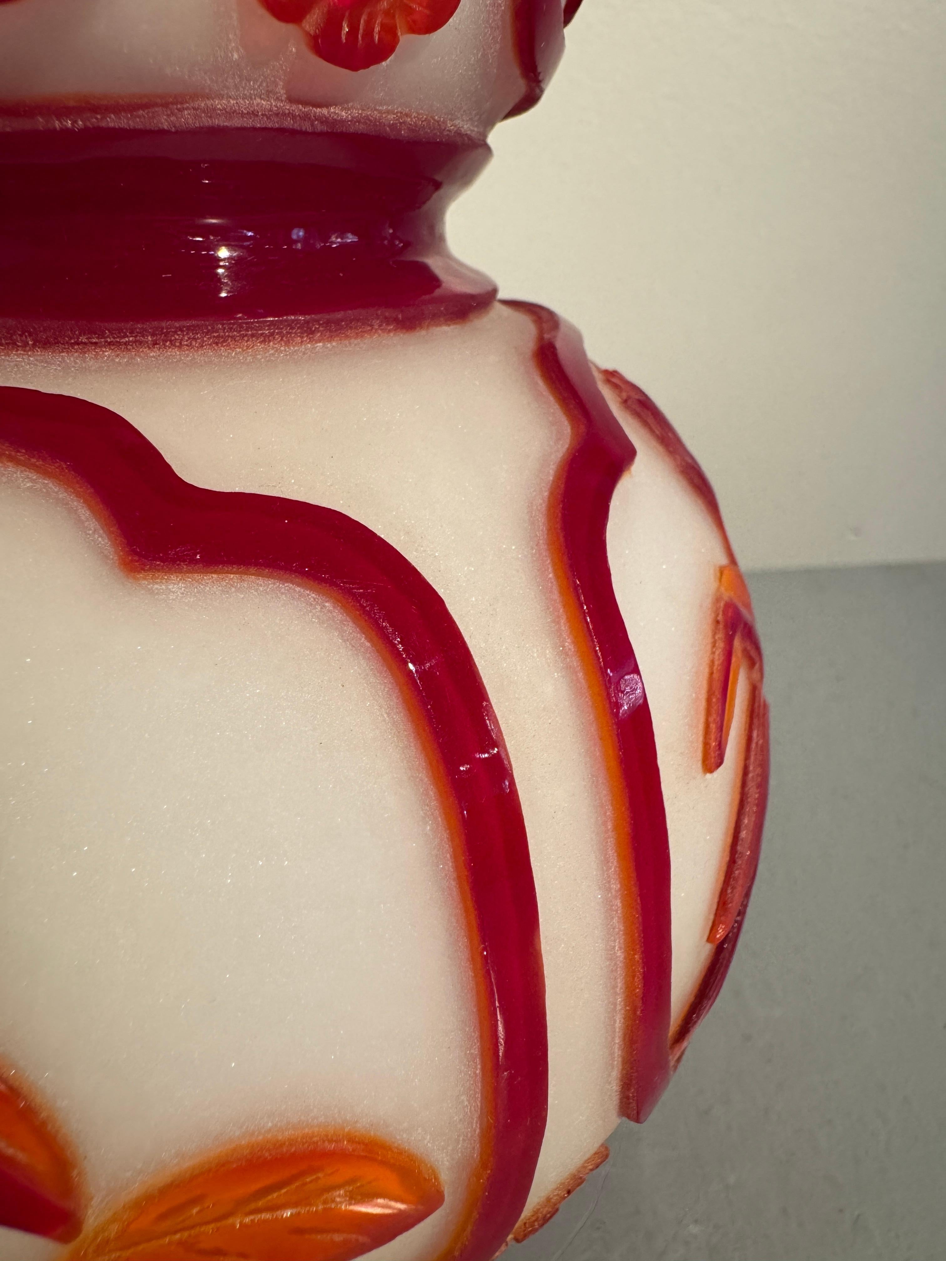 Vase à double gourde en verre chinois sculpté de Pékin, circa 1960's en vente 2