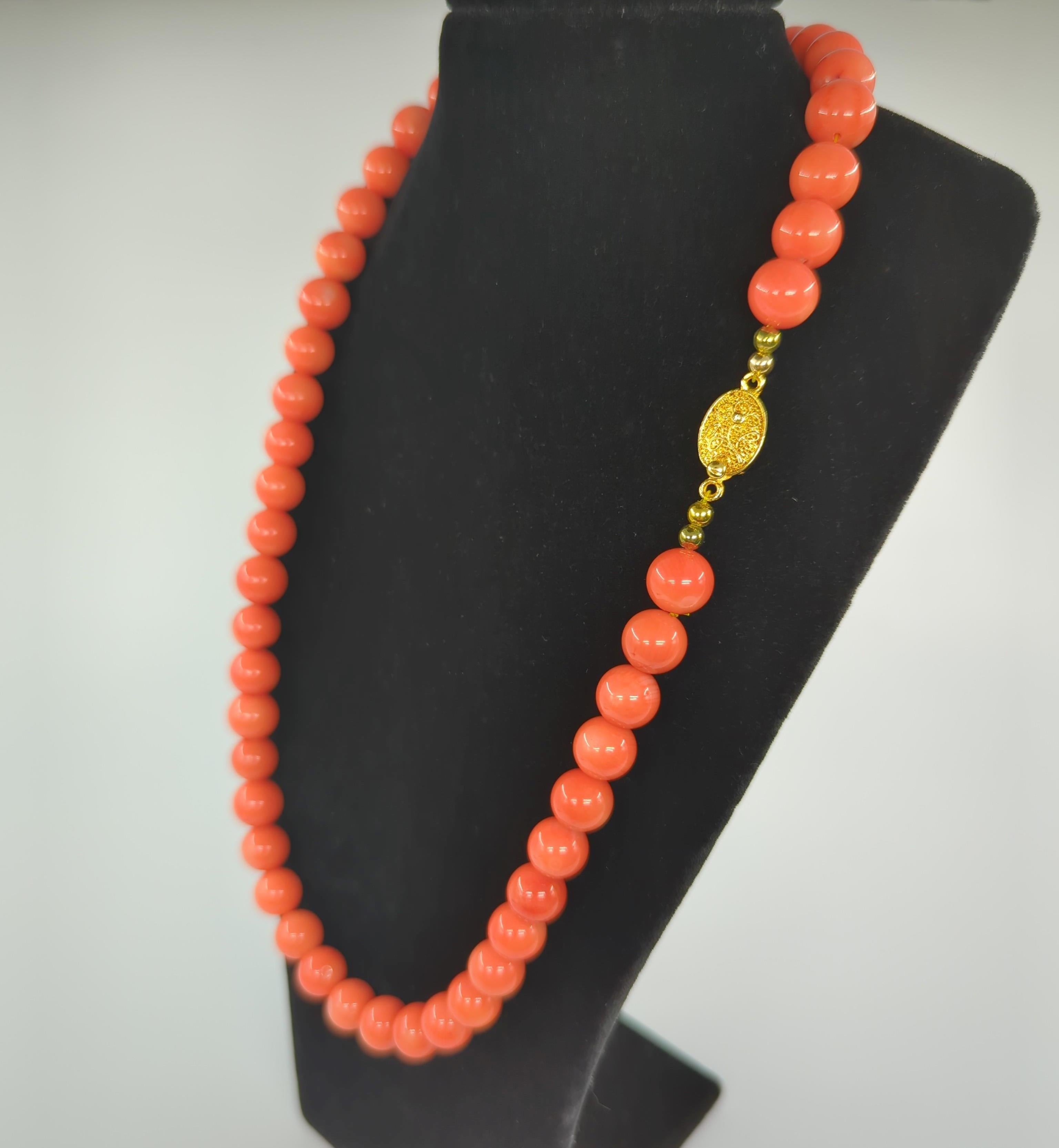 THIS ITEM CAN ONLY BE SHIPPED WITHIN CANADA, please do not purchase if your shipping address is not in Canada. Thanks!

This mid-century single strand coral necklace is a remarkable example of vintage elegance and craftsmanship. The necklace