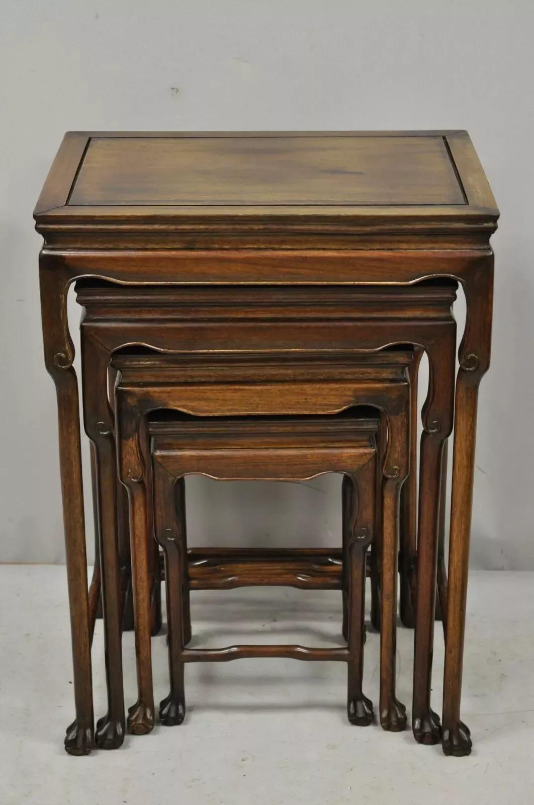 Vintage Chinese Carved Rosewood Nesting Side Tables mit Paw Feet - Set von 4. Artikel verfügt über Massivholzkonstruktion, schöne Holzmaserung, schön geschnitzten Details, Qualität der Handwerkskunst, großen Stil und Form A. Circa Mitte des 20.