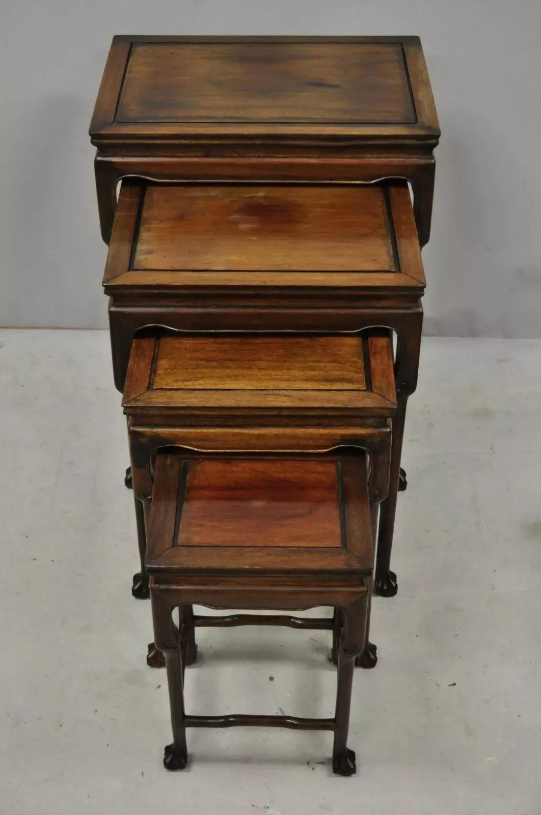 Chinesische geschnitzte Vintage-Beistelltische aus Rosenholz mit Pfotenfüßen und Schnitzereien, 4er-Set (Chinoiserie) im Angebot