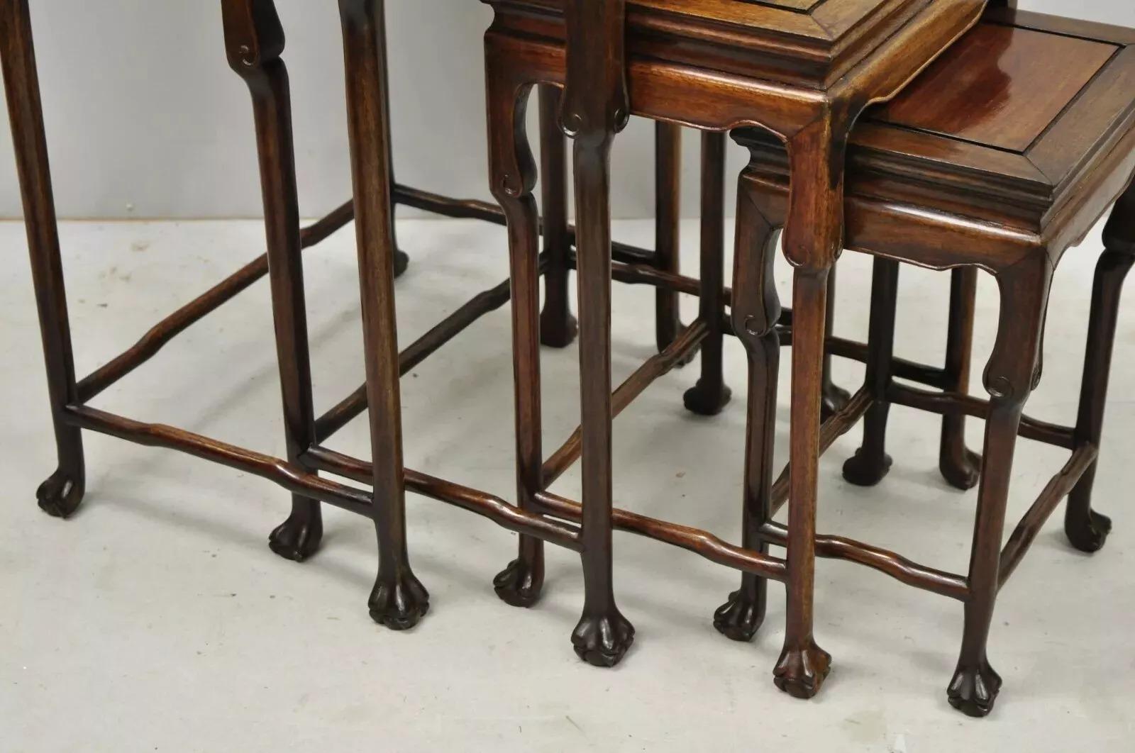 Chinesische geschnitzte Vintage-Beistelltische aus Rosenholz mit Pfotenfüßen und Schnitzereien, 4er-Set im Zustand „Gut“ im Angebot in Philadelphia, PA