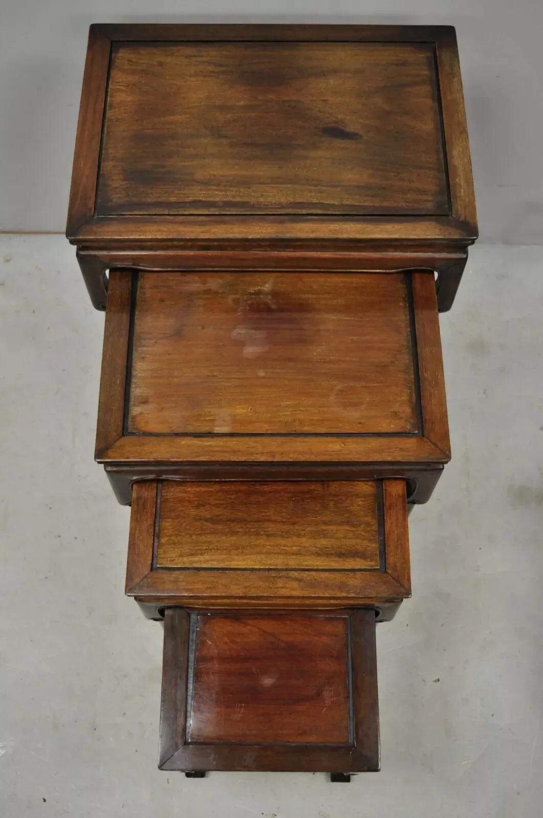 Chinesische geschnitzte Vintage-Beistelltische aus Rosenholz mit Pfotenfüßen und Schnitzereien, 4er-Set (Hartholz) im Angebot