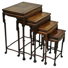 Chinesische geschnitzte Vintage-Beistelltische aus Rosenholz mit Pfotenfüßen und Schnitzereien, 4er-Set