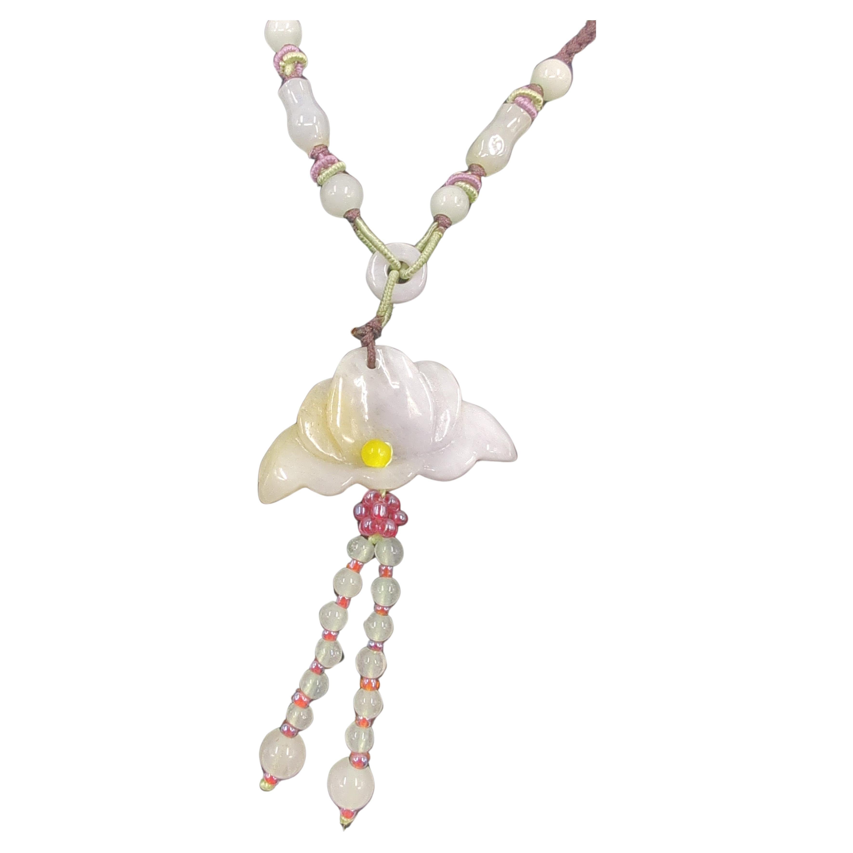 Chinesische geschnitzte gelbe Jadeit-Halskette mit Schmetterlingsanhänger und Perlen 18"-23"