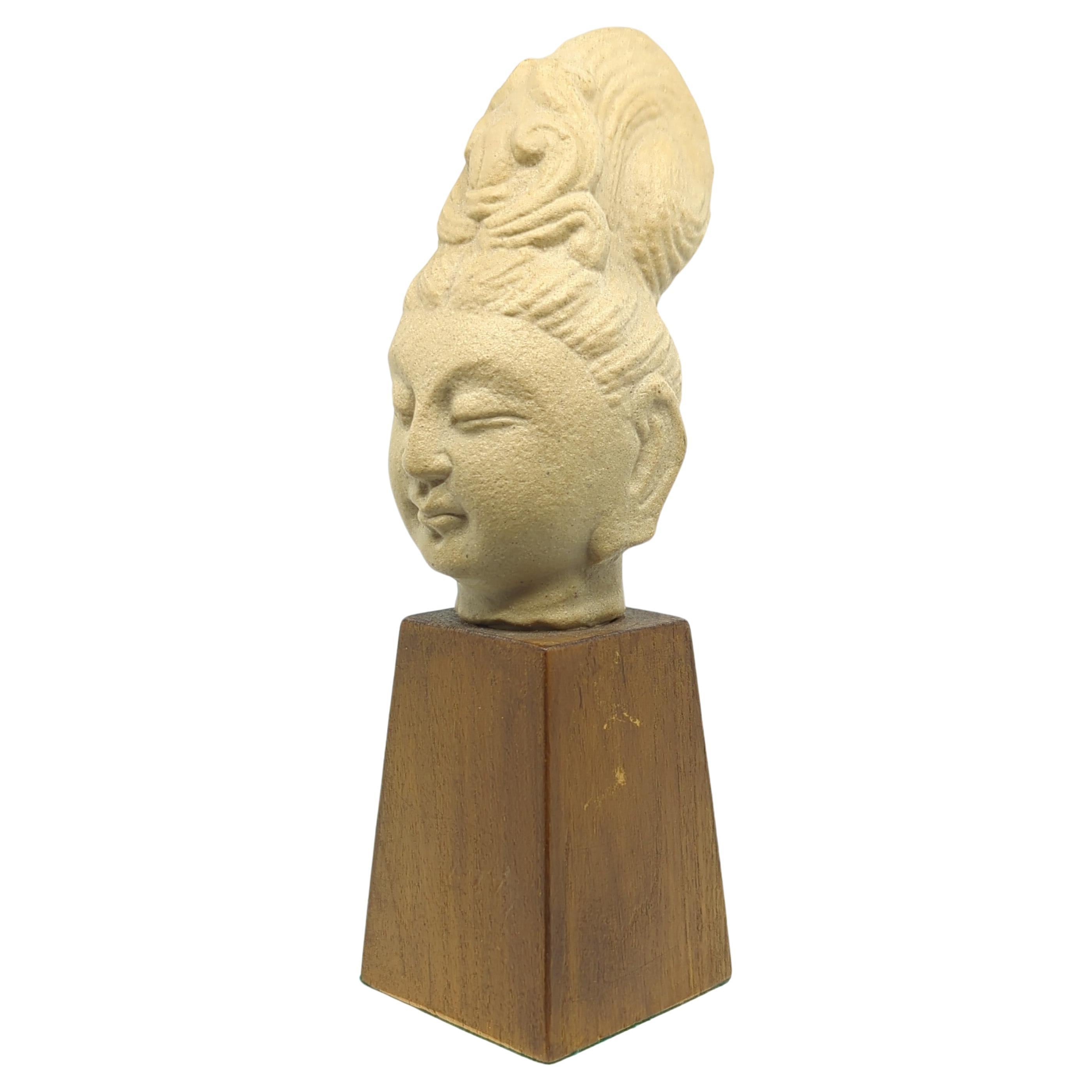 Vintage Chinesisch Keramik Büste von Guanyin Kwan Yin Buddha auf Holz Stand Mitte 20c (Chinesischer Export) im Angebot