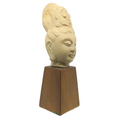 Buste de Bouddha Guanyin Kwan Yin en céramique chinoise sur Stand Wood mi-20c