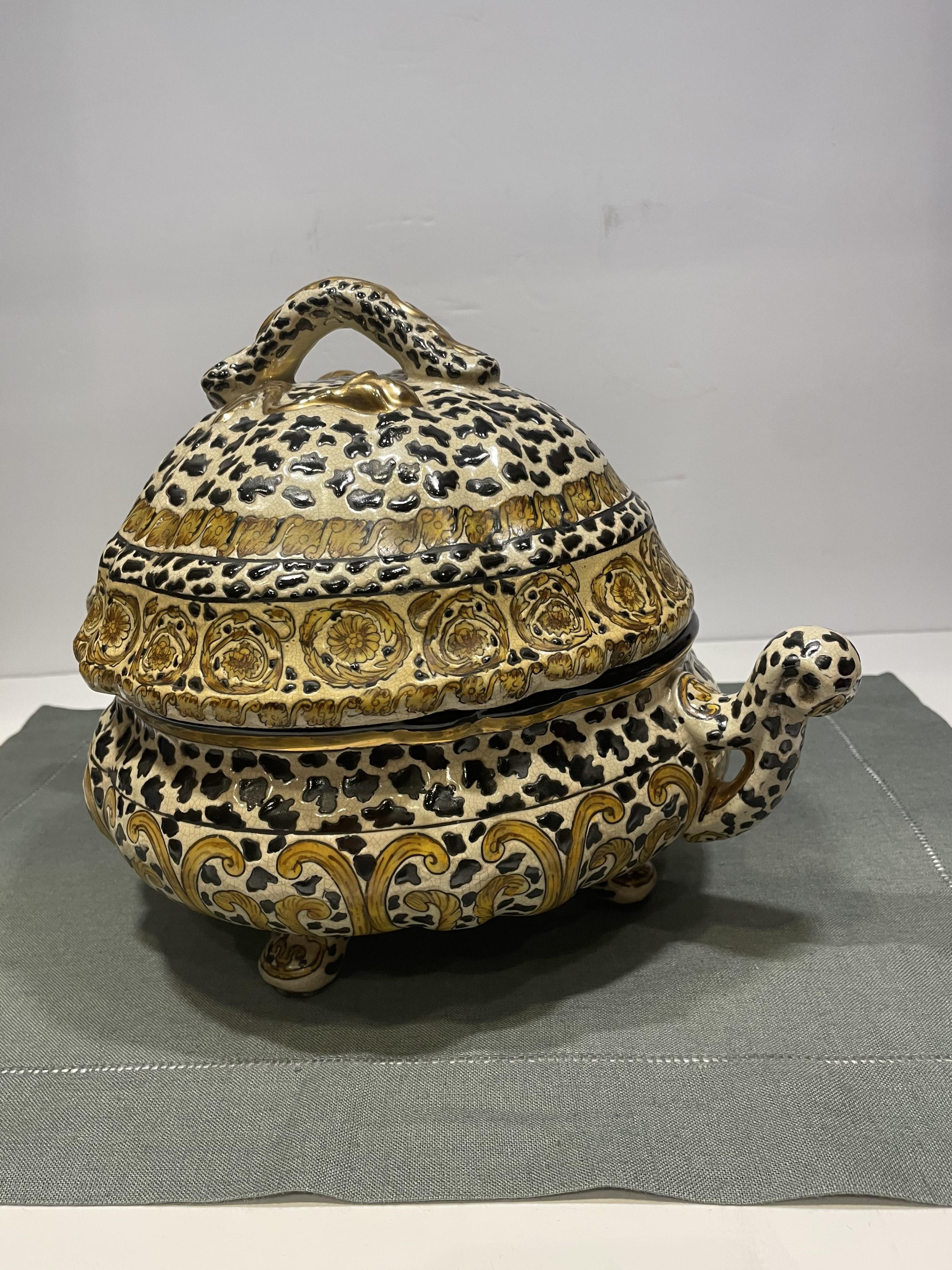 Chinesische Vintage-Dekoterrine aus Keramik mit abstraktem Stammesmotiv aus Keramik (20. Jahrhundert) im Angebot