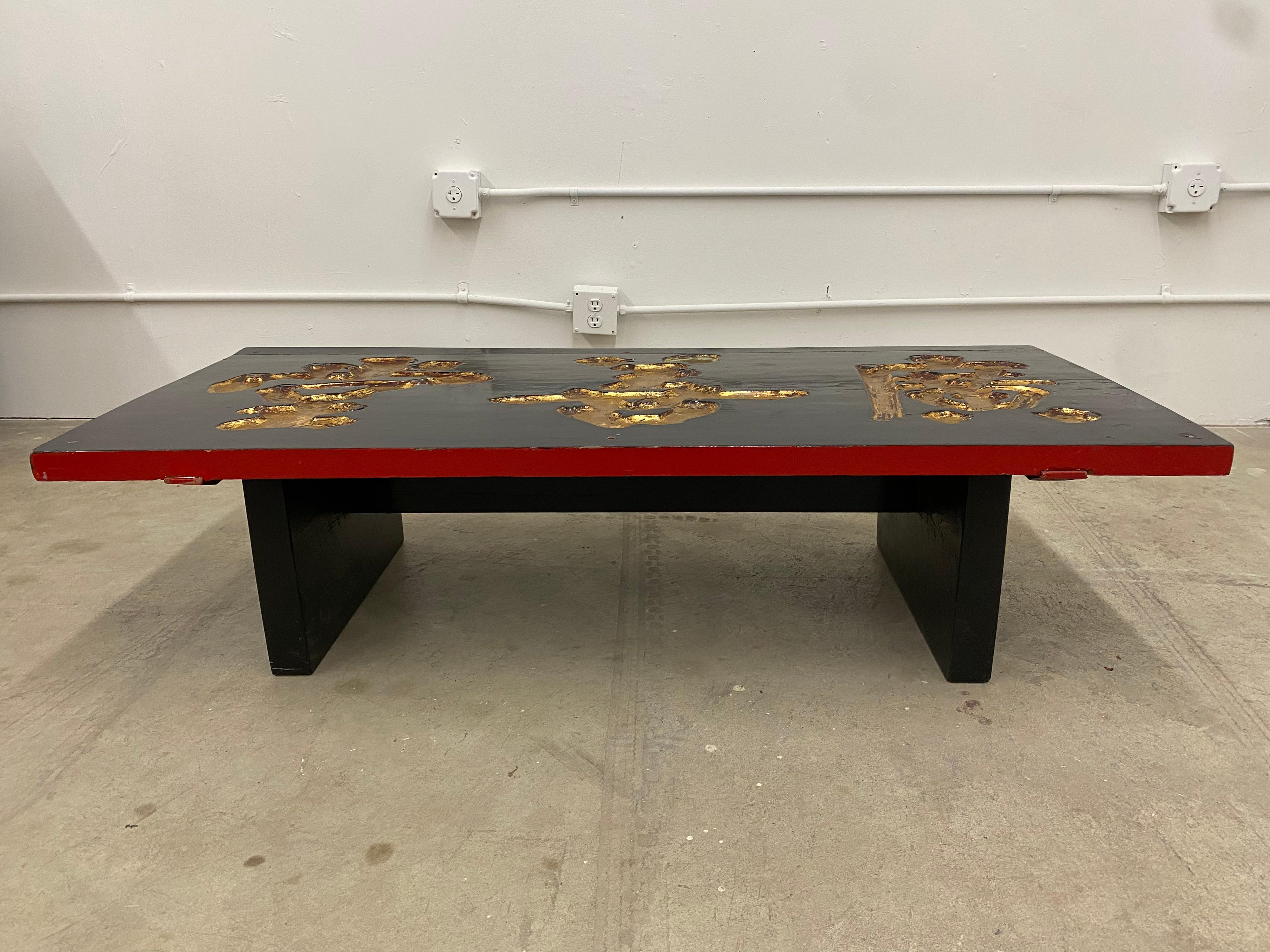 Porte d'armoire ancienne transformée en table basse. De construction robuste, il est recouvert d'une couche de laque transparente. 

En très bon état, tel qu'illustré.

Contactez-nous pour obtenir des informations sur un plateau de table en verre en