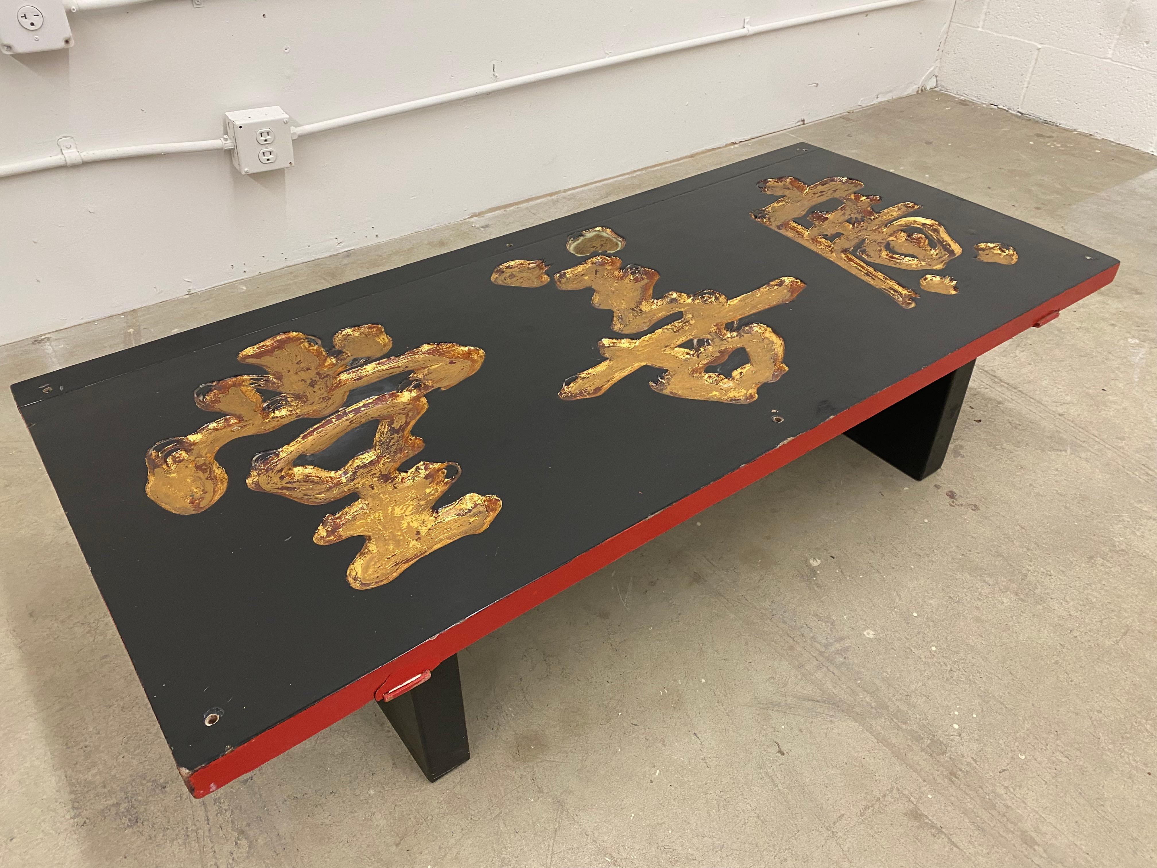 Table basse vintage avec porte d'armoire transformée en vente 2