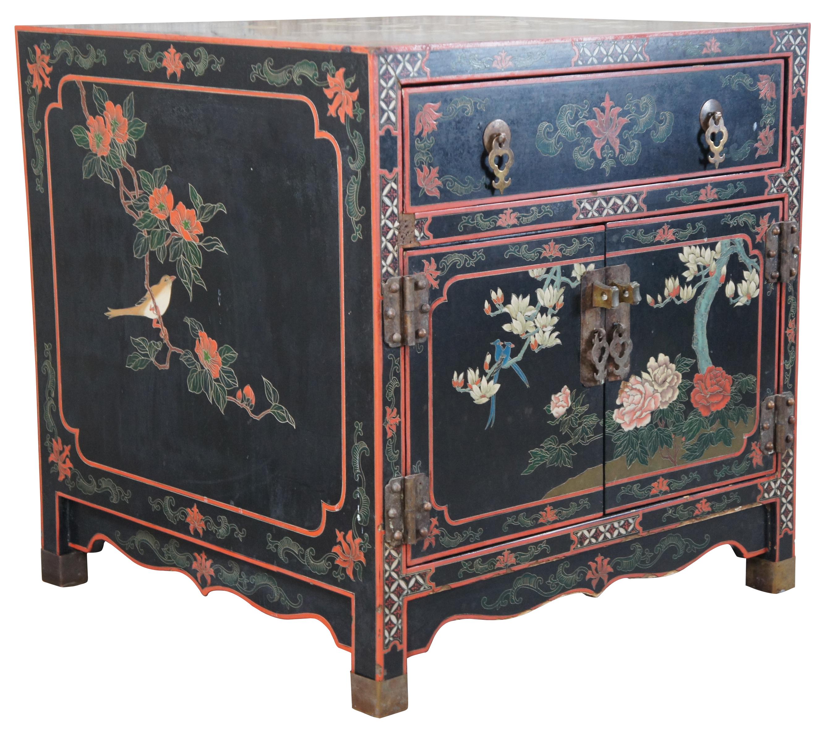 Vintage Chinese Chinoiserie Black Lacquered Painted Square Side Table Cabinet 24 In Good Condition In Dayton, OH