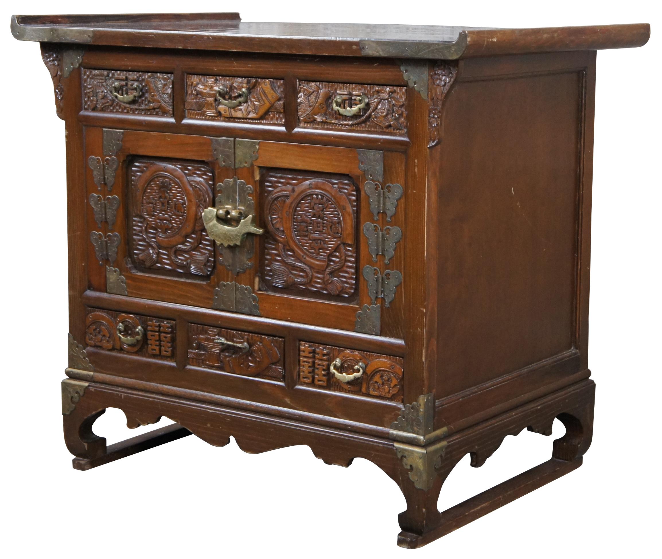 Vintage Chinese Chinoiserie Tansu Butterfly Chest Nightstand Side Table Cabinet  In Good Condition In Dayton, OH