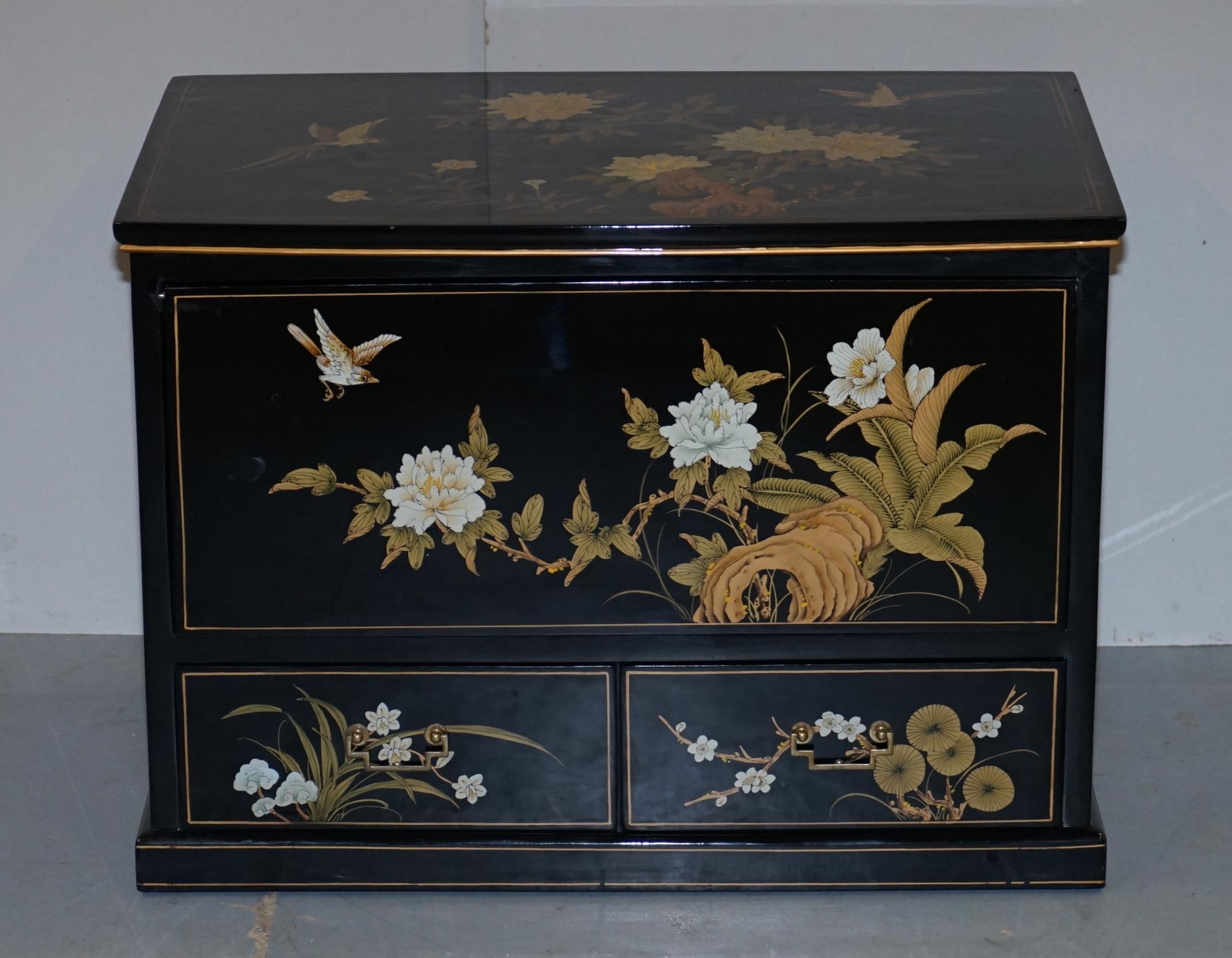 We are delighted to offer this very decorative and extremely well made Chinese Chinoiserie black lacquered and hand painted TV media stand

A good looking and well made piece, the front is a retractable cupboard door which reveals your media boxes