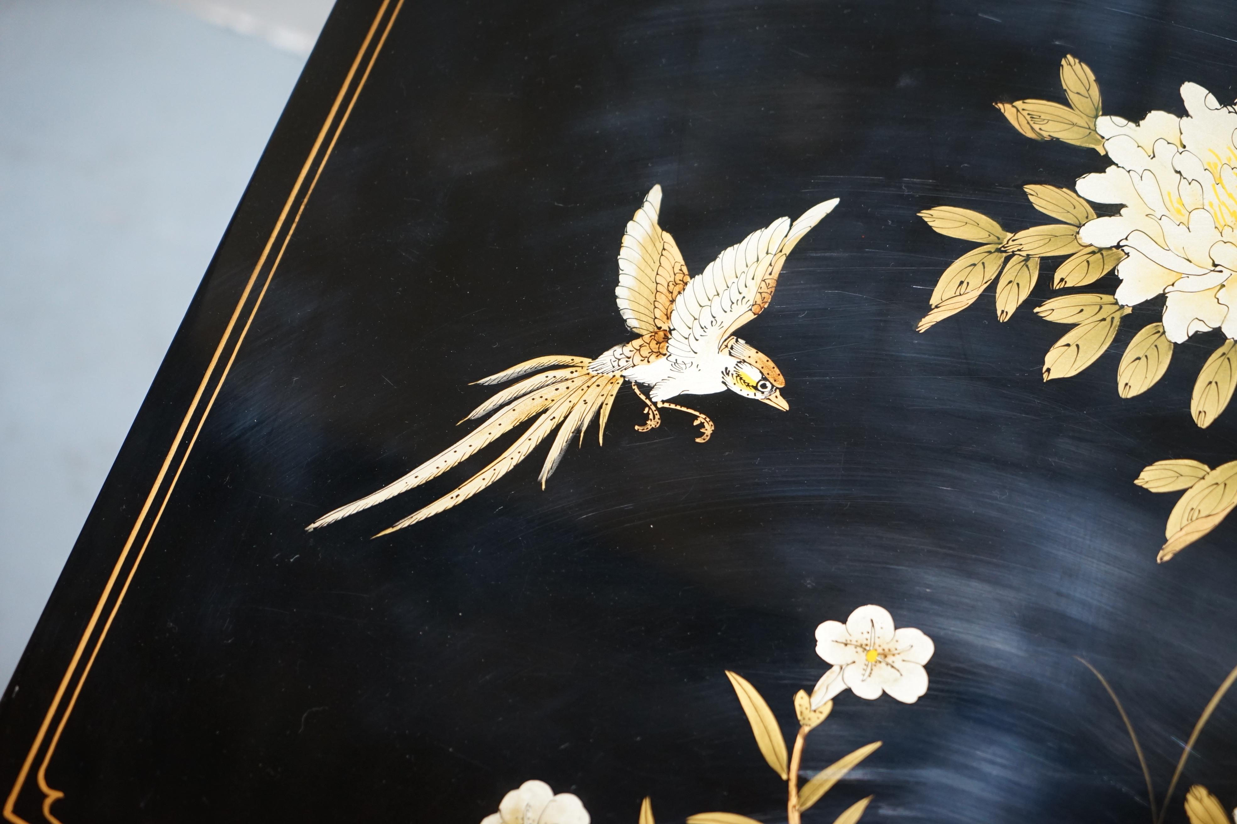 Vintage Chinese Chinoiserie TV Media Stand Black Lacquered Paint Bird & Flowers en vente 2