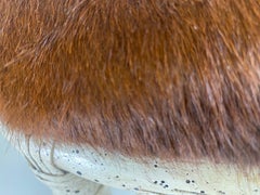 Taburete vintage chino Chippendale costero de bambú tapizado en cuero de vaca