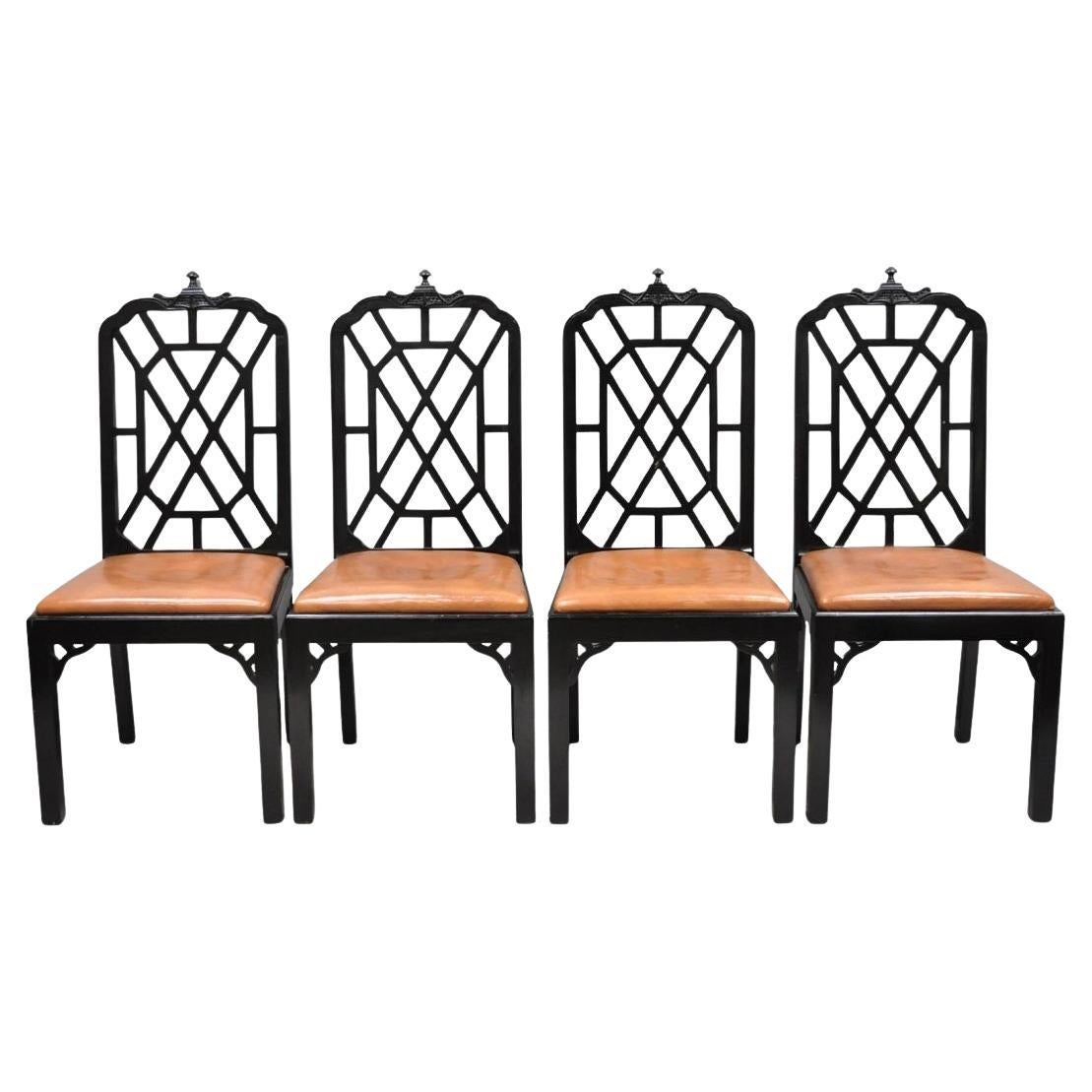 Sedia da pranzo cinese Chippendale d
epoca con traforo a pagoda in lacca nera, set di 4 pezzi in vendita