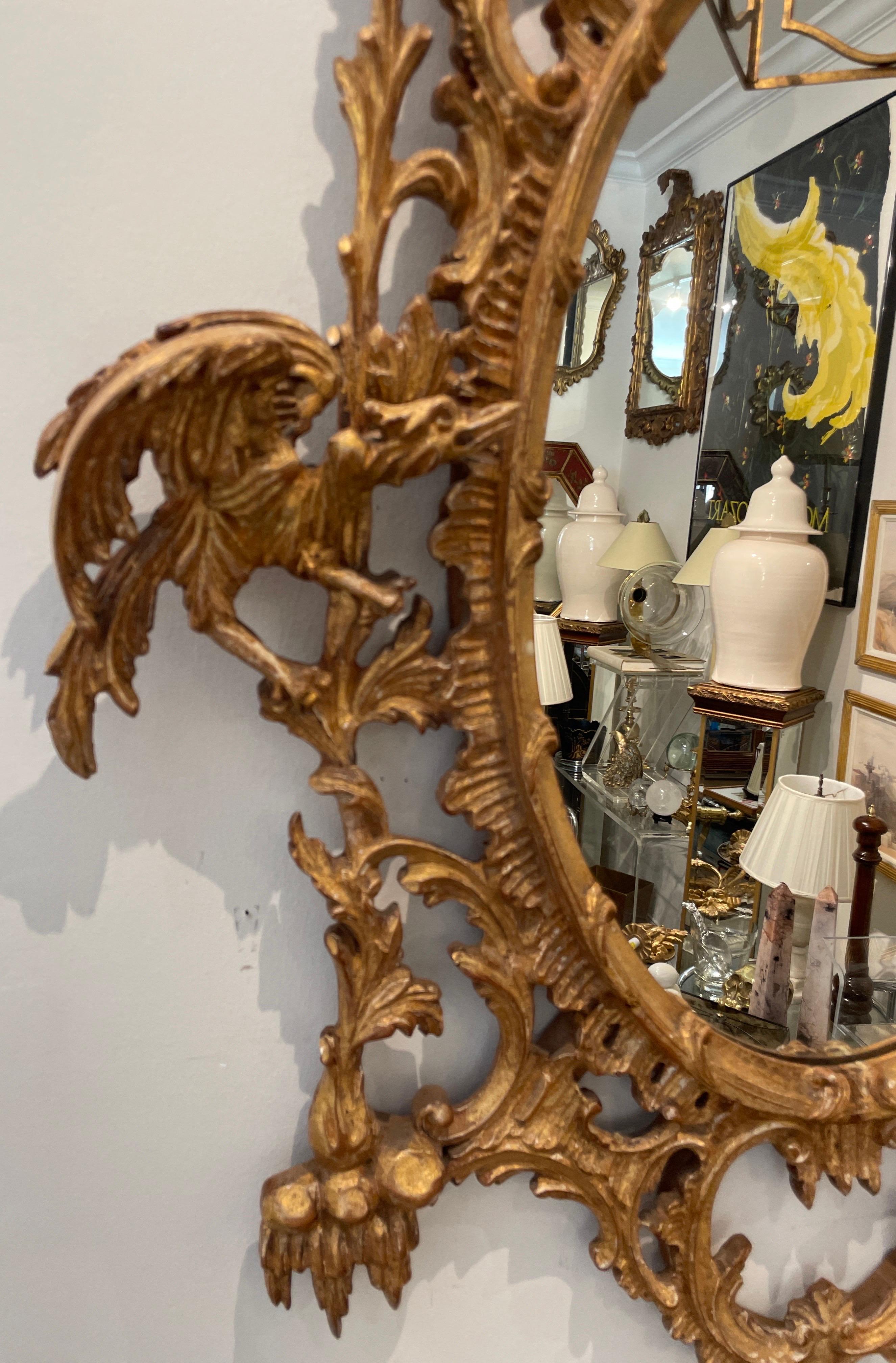 Magnifique miroir chinois Chippendale sculpté et doré avec de nombreux détails magnifiques. Pagode avec cloches au sommet.