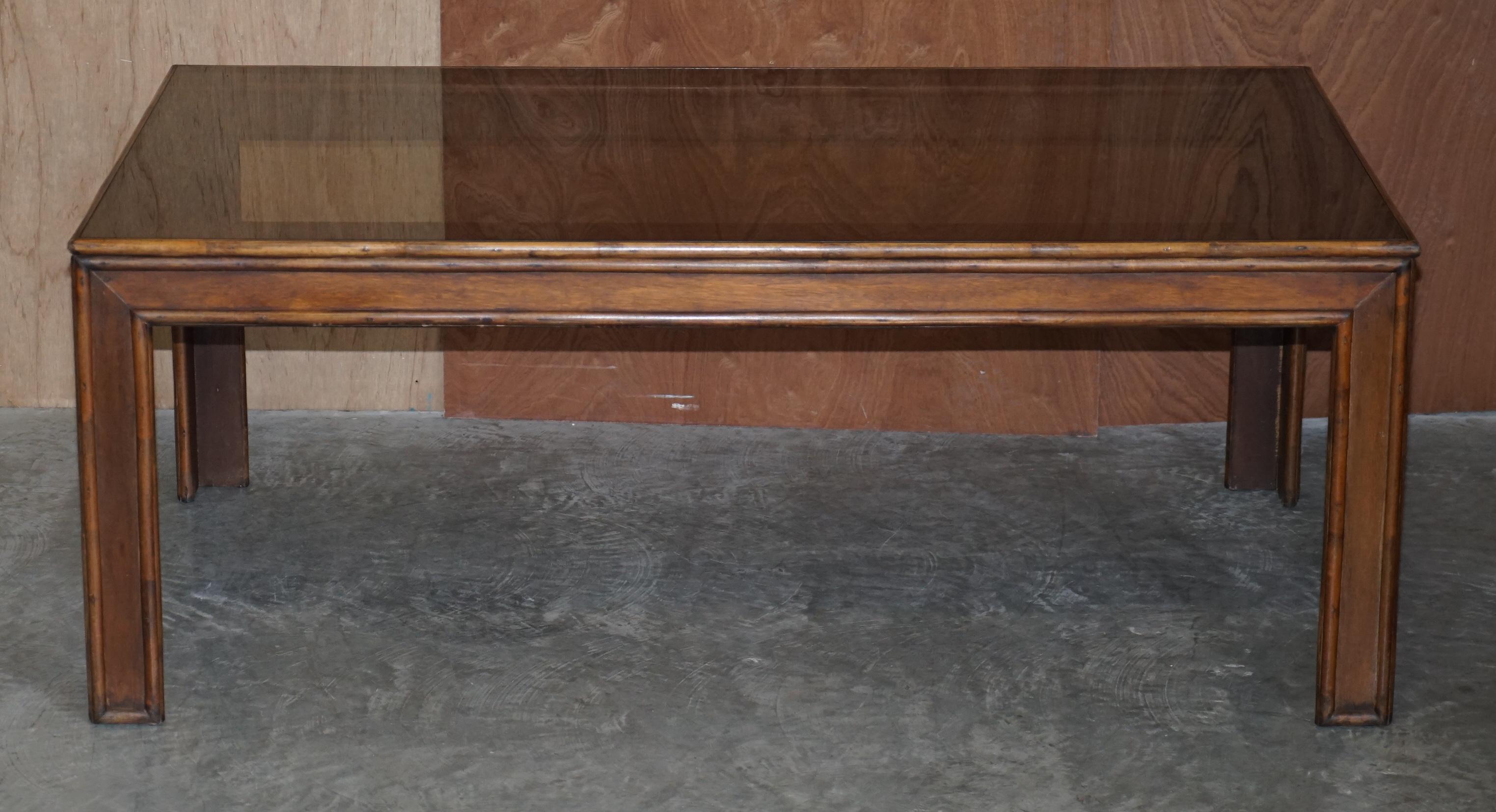 Nous sommes ravis d'offrir à la vente cette belle table à manger de style chinois Chippendale des années 1950 avec plateau en verre fumé

Une grande table de réfectoire de très belle facture. Cette pièce était accompagnée d'un ensemble très rare