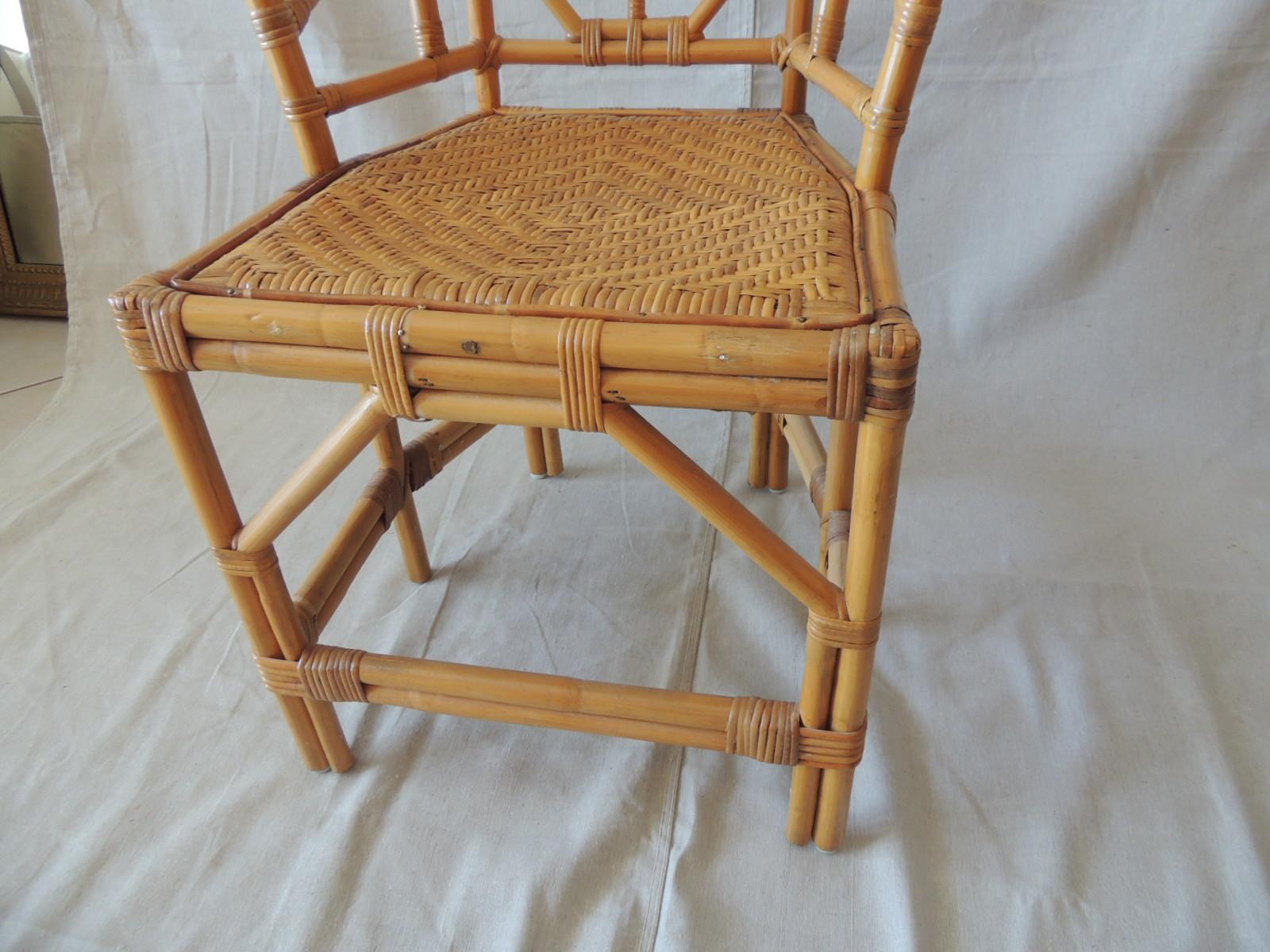 Vintage rattan and wicker chair with intricate design in the back with
six legs, semi hexagonal seat.
Woven seat.
Size: 21