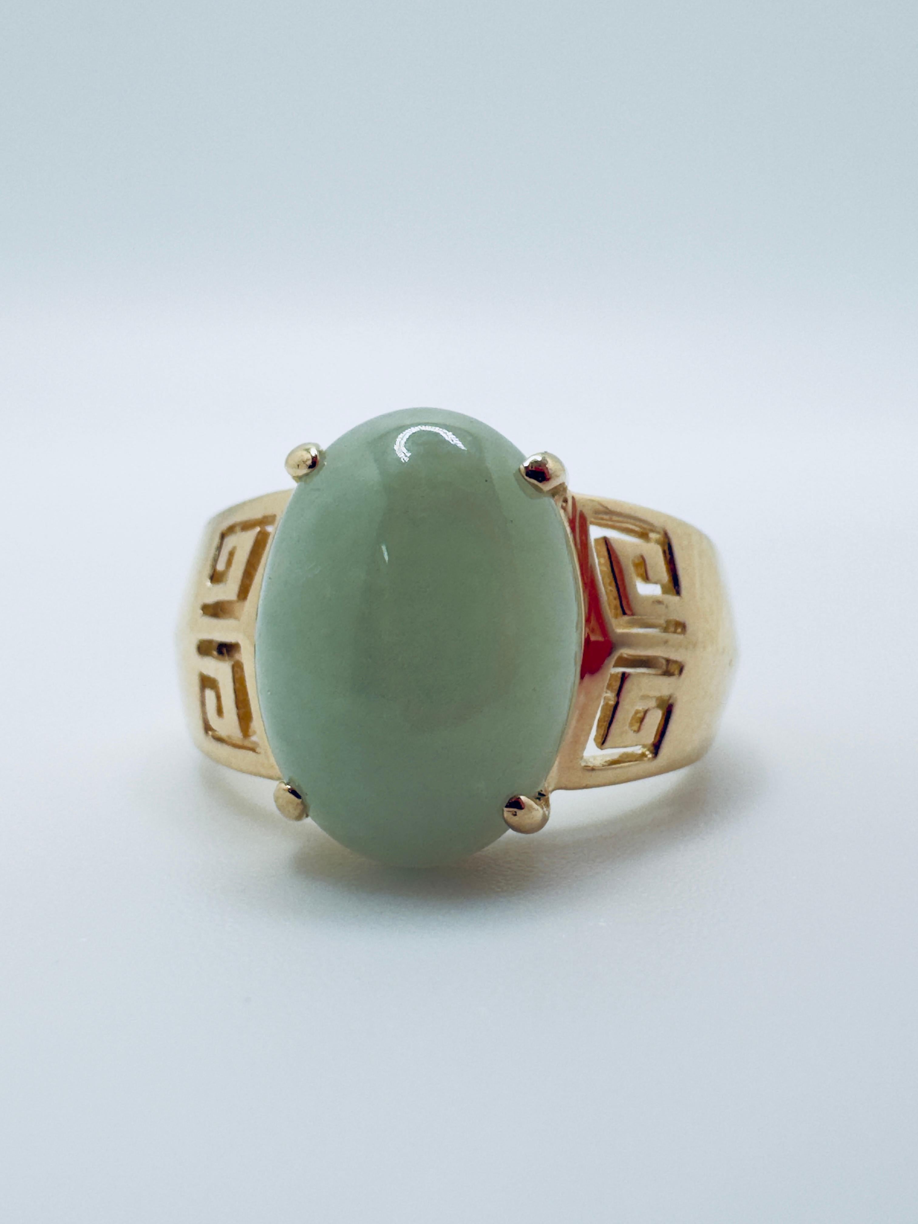 Questo anello cinese vintage è squisitamente realizzato in oro 14 carati e mette in mostra l'arte tradizionale combinata con un design elegante. Il centrotavola presenta uno splendido crisoprasio cabochon in una delicata tonalità verde chiaro, che