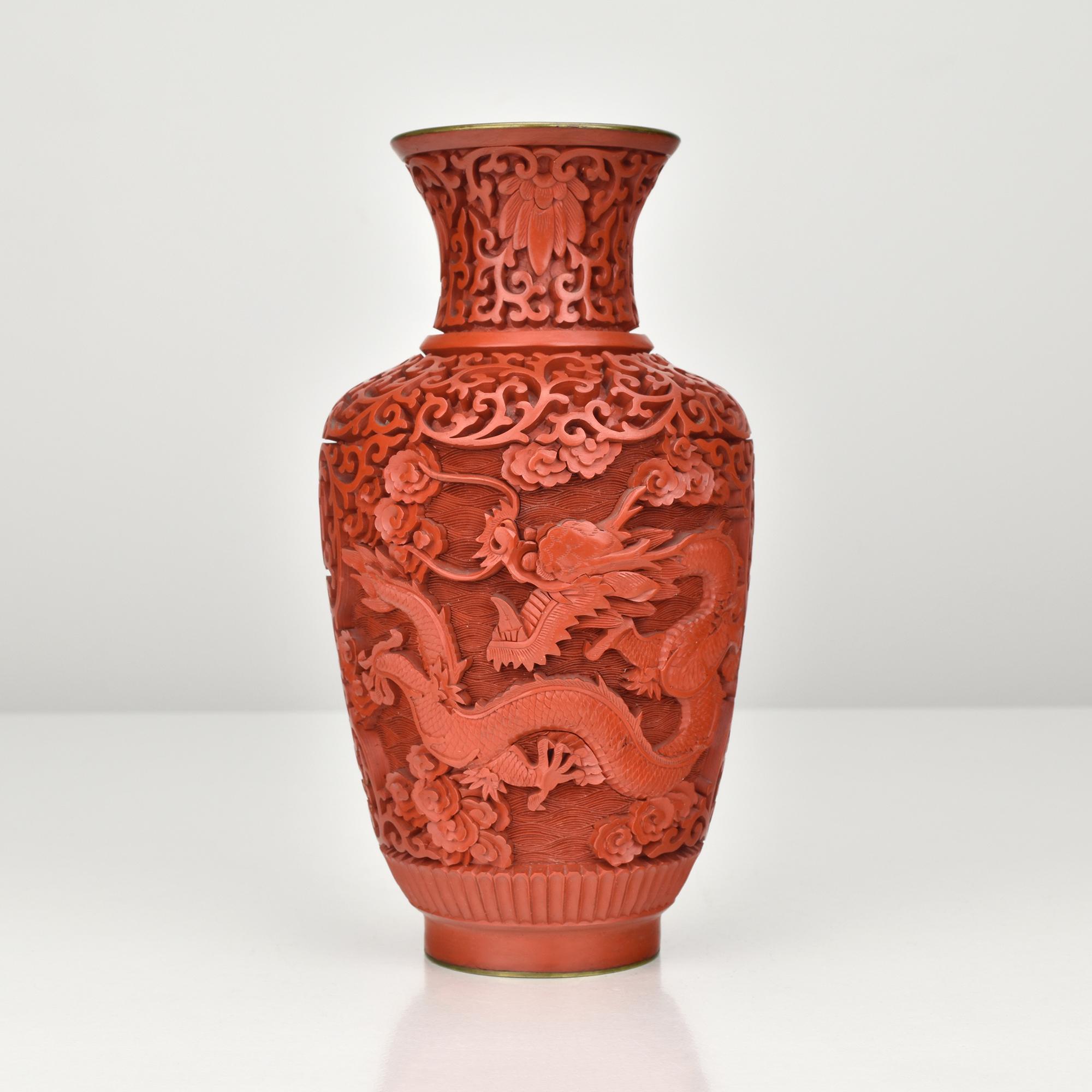 Cinese Vaso cinese d'epoca in lacca cinabro con motivi di drago in vendita