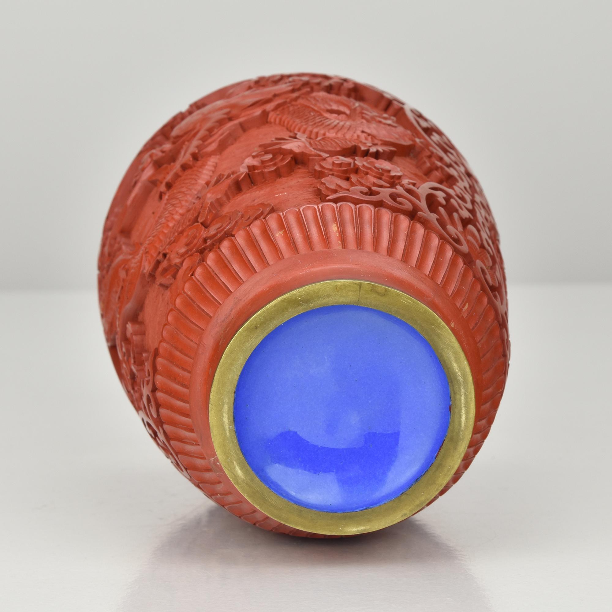 XX secolo Vaso cinese d'epoca in lacca cinabro con motivi di drago in vendita