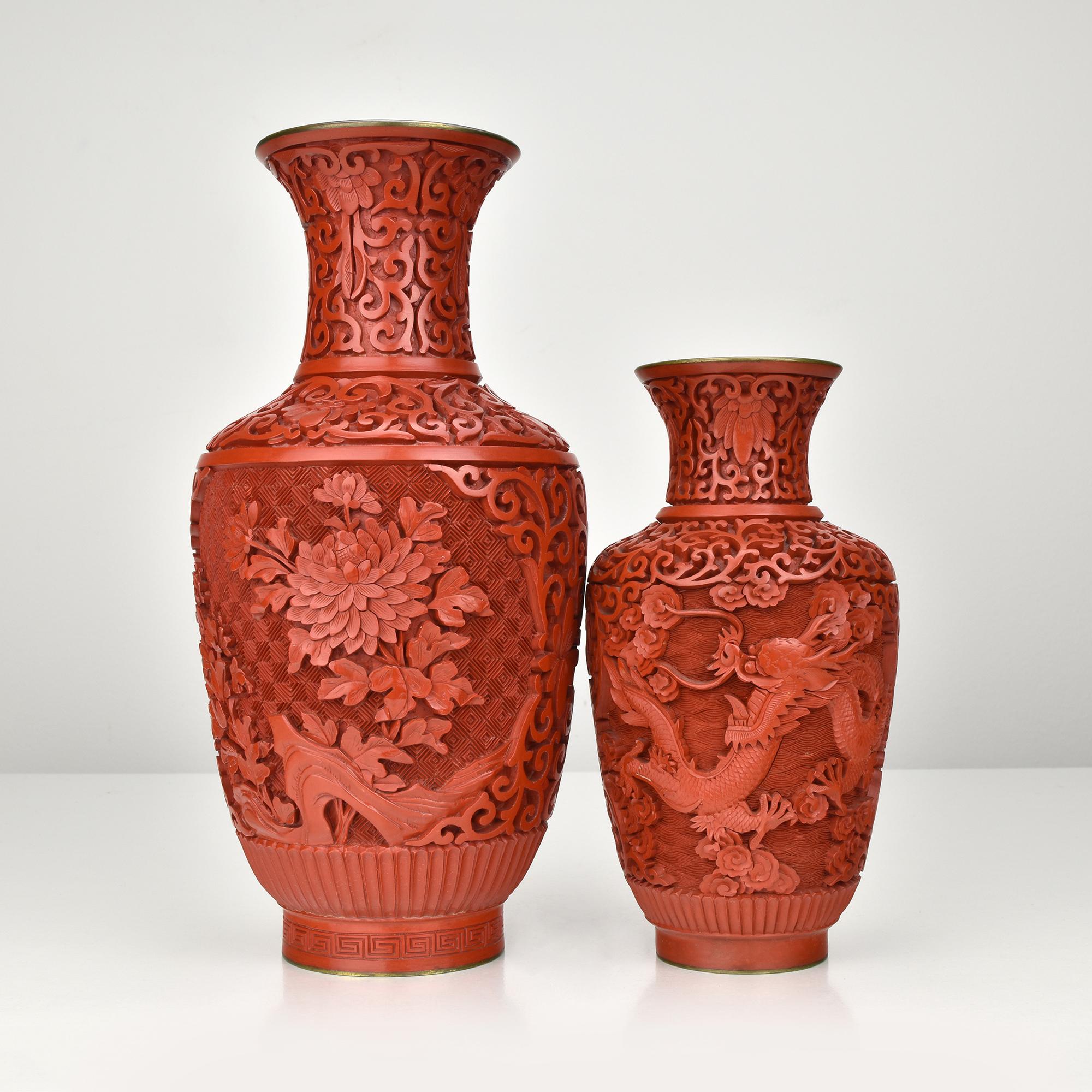 Ottone Vaso cinese d'epoca in lacca cinabro con motivi di drago in vendita