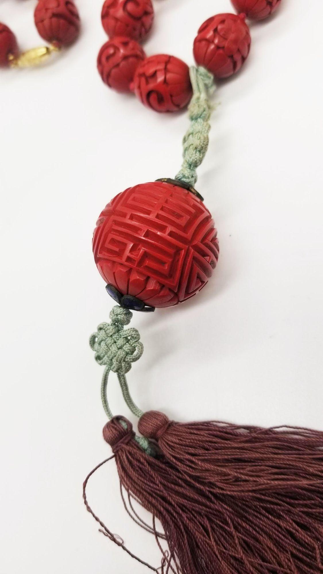 Chinesische Cinnabar Shou Vintage Perlenkette und passende Ohrringe mit Anhänger und passenden Perlen. im Angebot 6