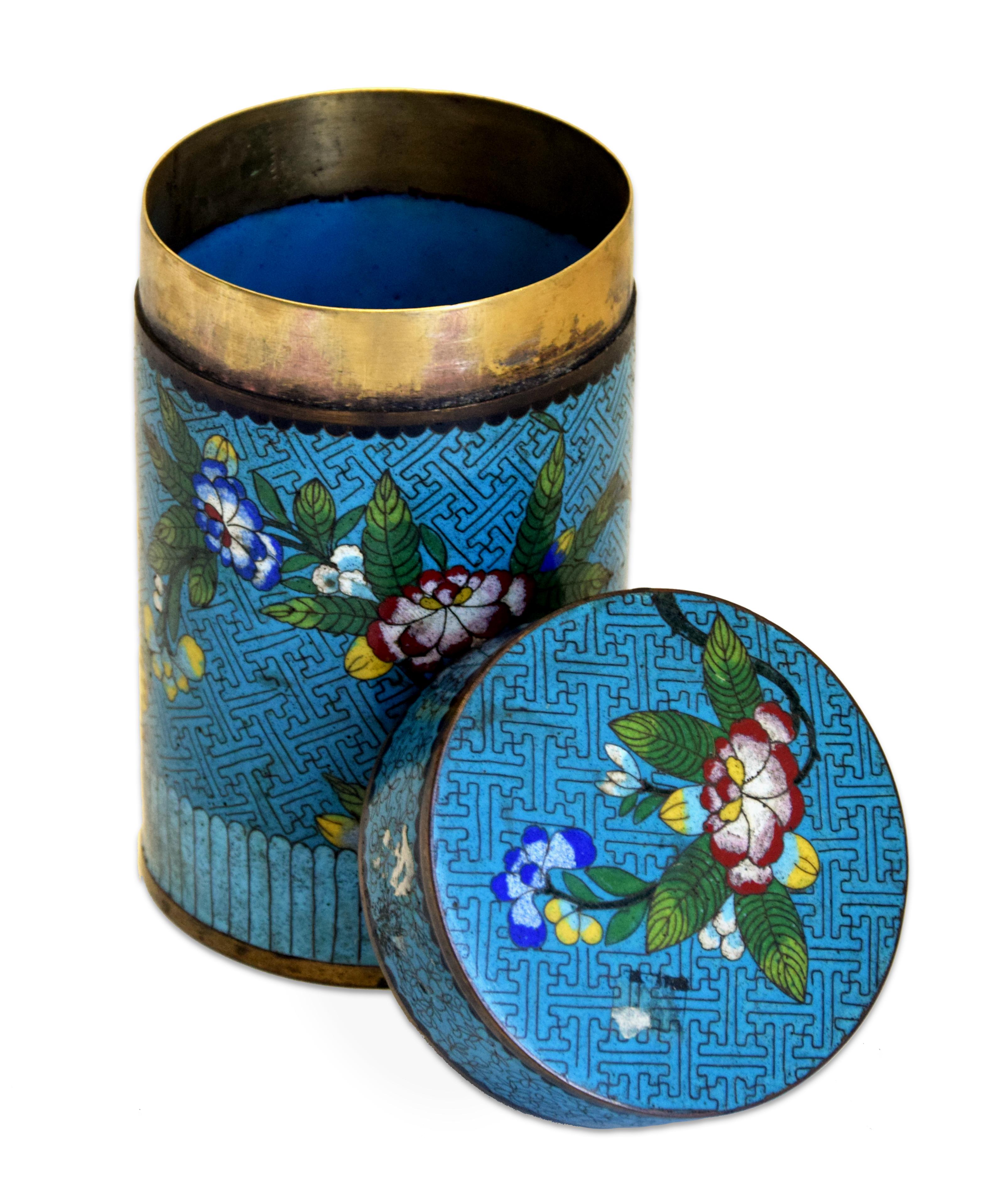 Chinese cloisonné box is an original decorative object realized in China in the early 20th century.

Enamel cloisonné metal manufacture.

Perfect conditions.

Beautiful small box with cover realized with a cloisonné enamel decorated with lotus
