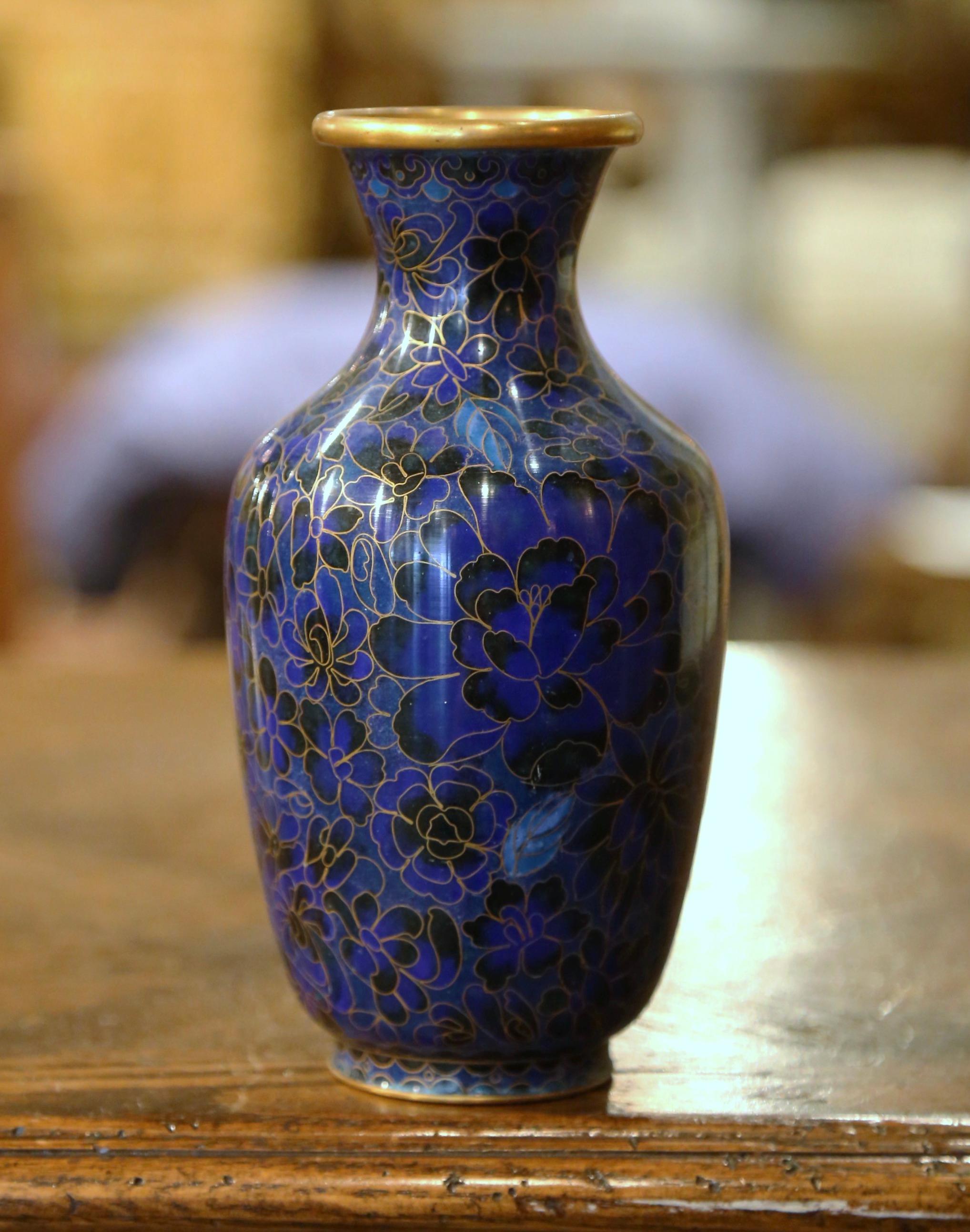 Décorez une table ou un buffet avec ce vase balustre coloré. Créé en Chine vers 1980, ce vase présente des motifs floraux dans la technique du cloisonné (travail décoratif dans lequel l'émail, le verre ou les pierres précieuses sont séparés par des