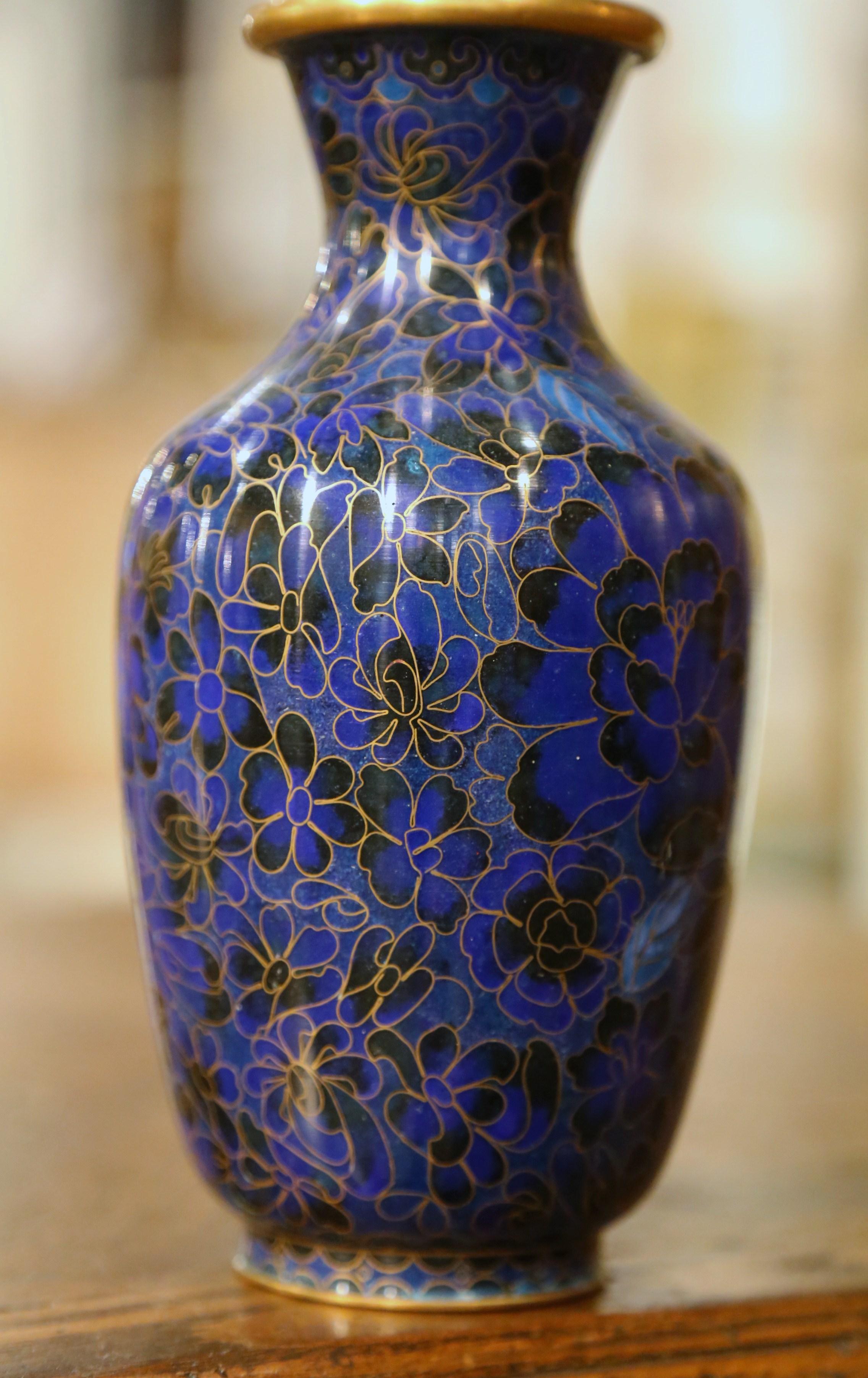 Chinois  Vase chinois vintage en émail cloisonné champlevé avec motifs floraux  en vente