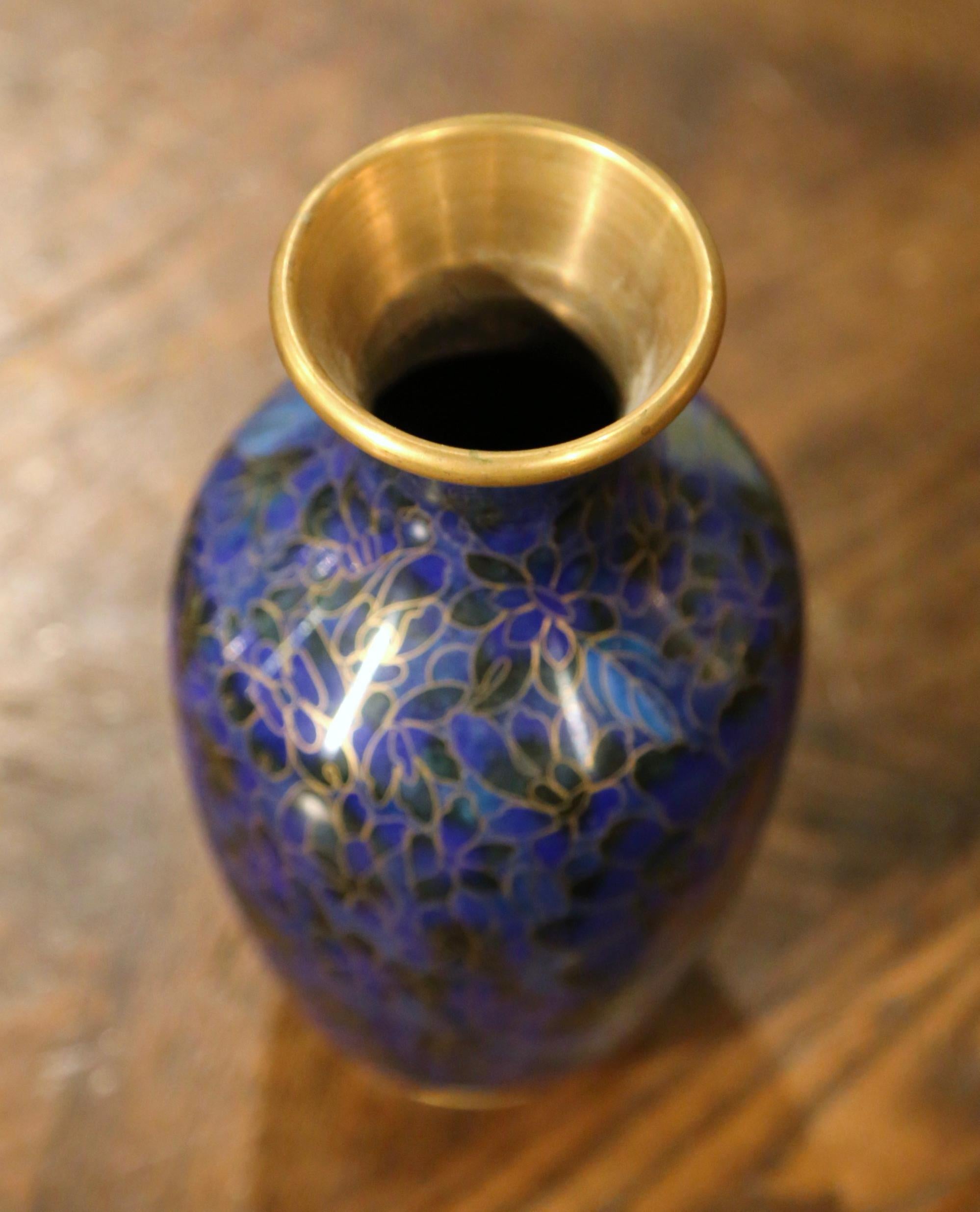 Laiton  Vase chinois vintage en émail cloisonné champlevé avec motifs floraux  en vente