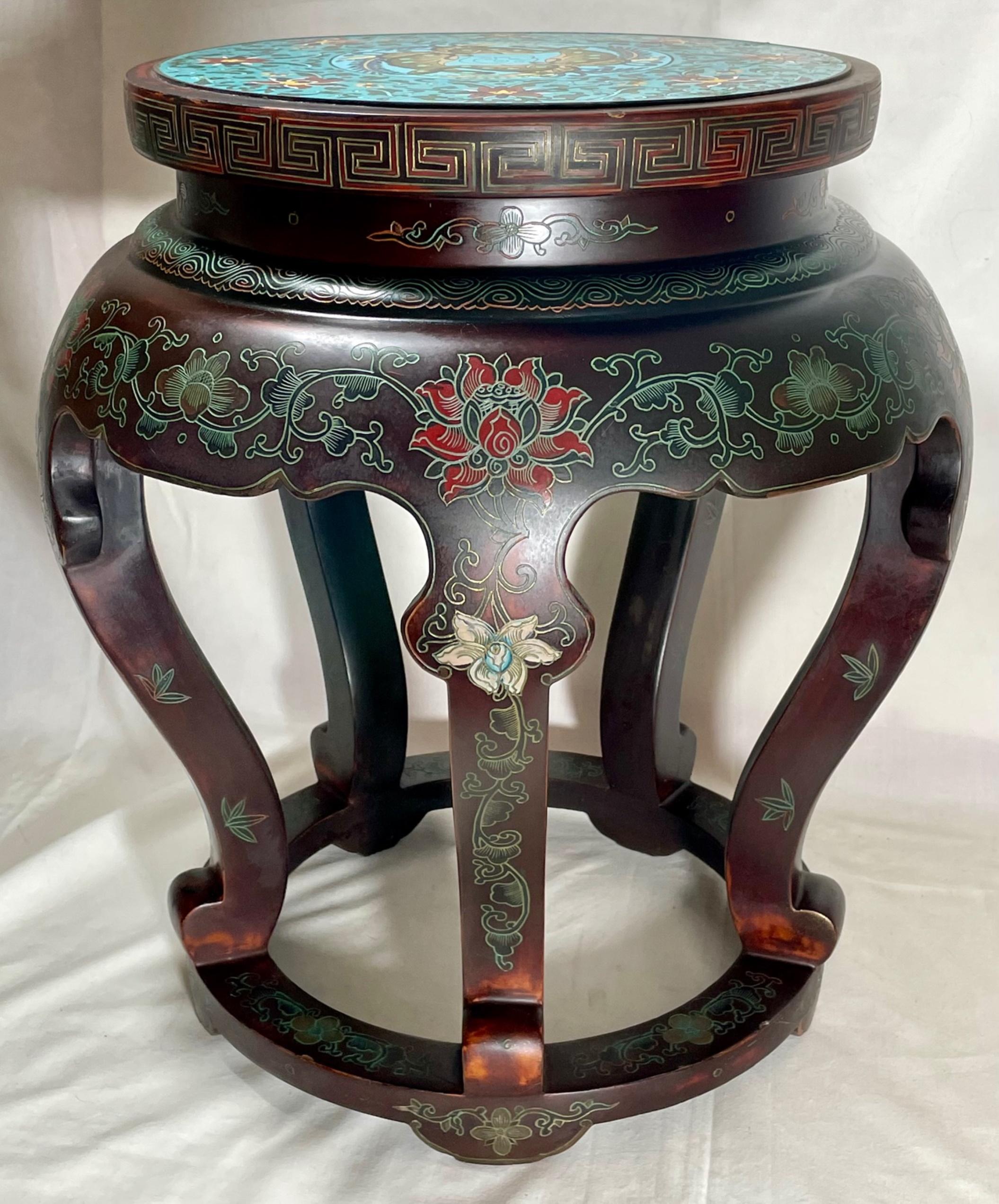 Vintage Chinese cloisonne chinoiserie plant stand jardiniere

This beautiful piece is comprised of five cabriole legs and features a cloisonne top on lacquered painted wood. The apron has a floral design and the edge is decorated with a Greek key