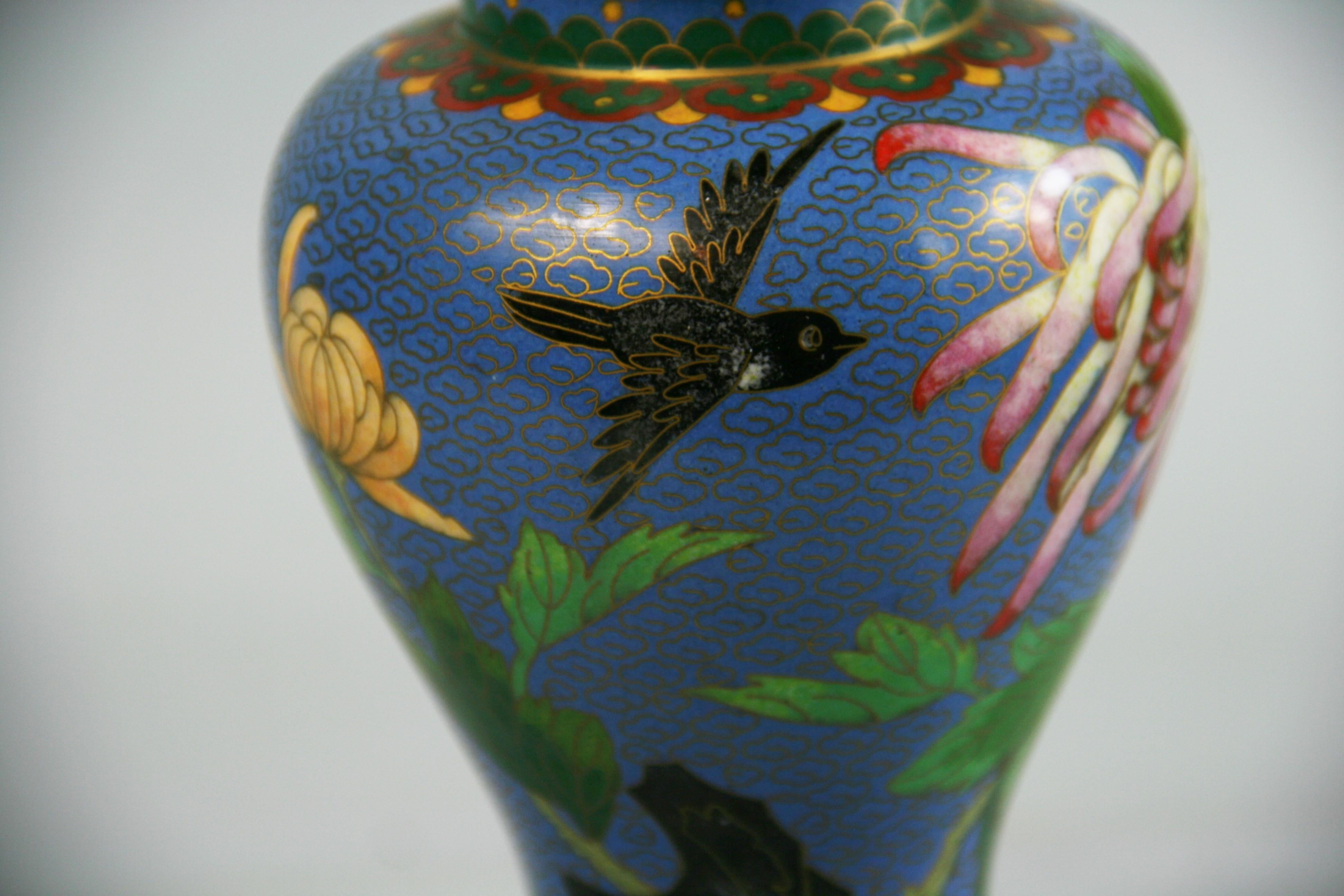 Vintage Chinese Cloisonne Covered Urn In Good Condition In Douglas Manor, NY