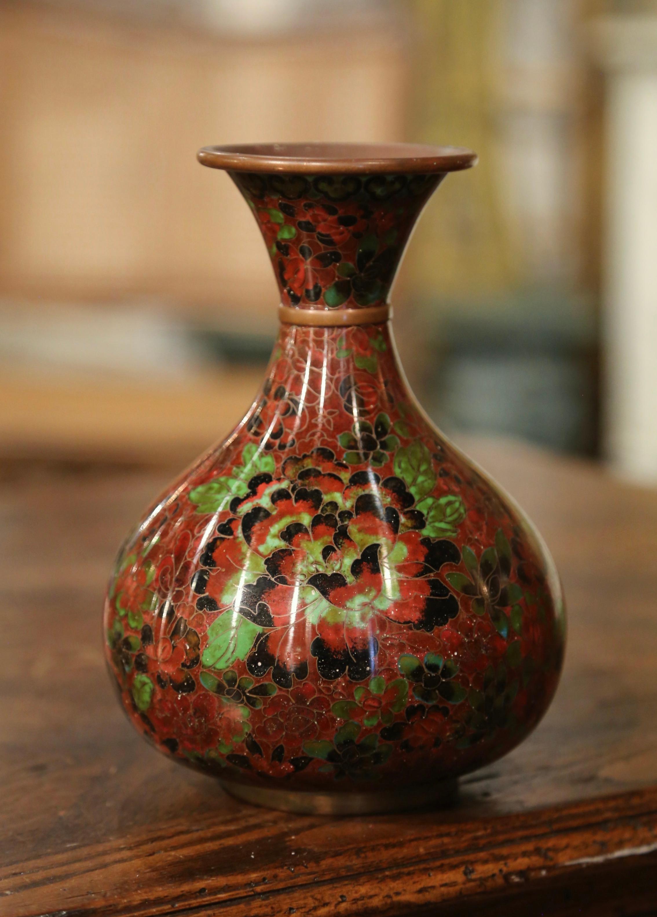 Chinesische Cloisonné-Emaille-Vase mit Blumenmotiven auf Holzständer, Vintage (Handgefertigt) im Angebot
