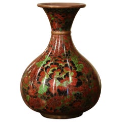 Jarrón chino vintage de esmalte cloisonné con motivos florales sobre soporte de madera