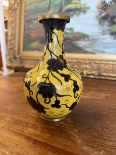 Vintage Chinese Cloisonné Enamel Vase with Yellow Ground and Black Floral Motifs (Vase en émail cloisonné chinois à fond jaune et motifs floraux noirs)