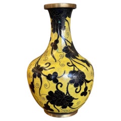 Vintage Chinese Cloisonné Enamel Vase with Yellow Ground and Black Floral Motifs (Vase en émail cloisonné chinois à fond jaune et motifs floraux noirs)