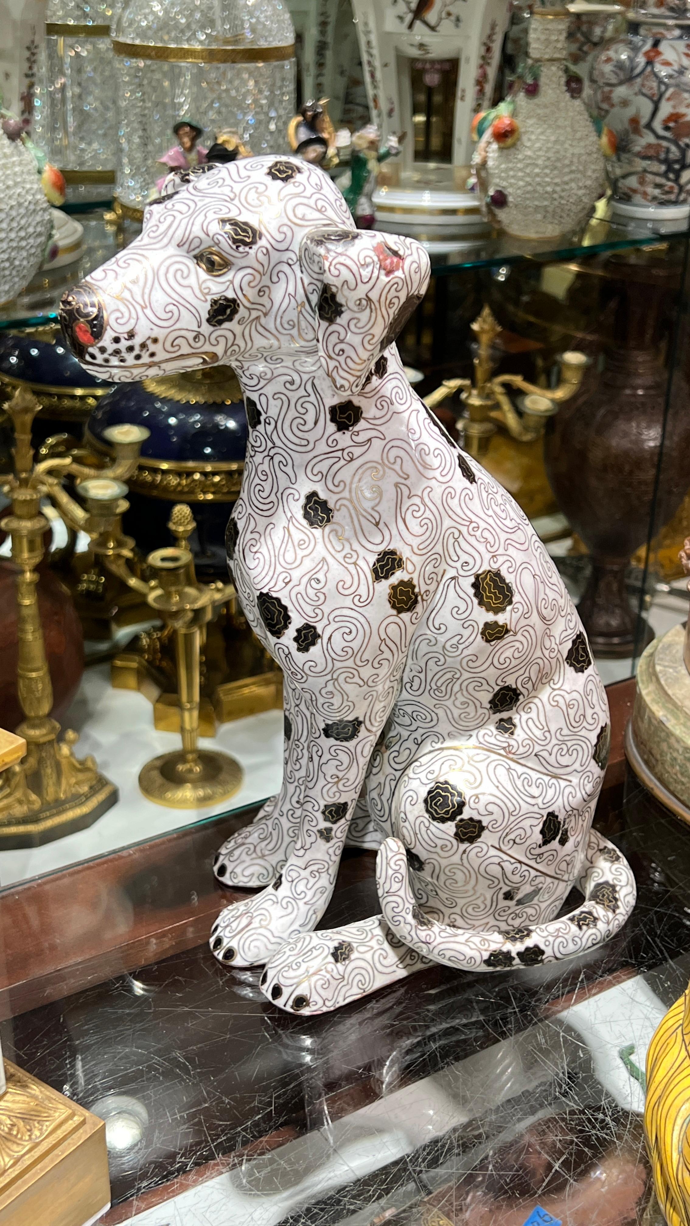 Escultura china vintage de metal cloisonné de un cachorro de perro dálmata sentado.