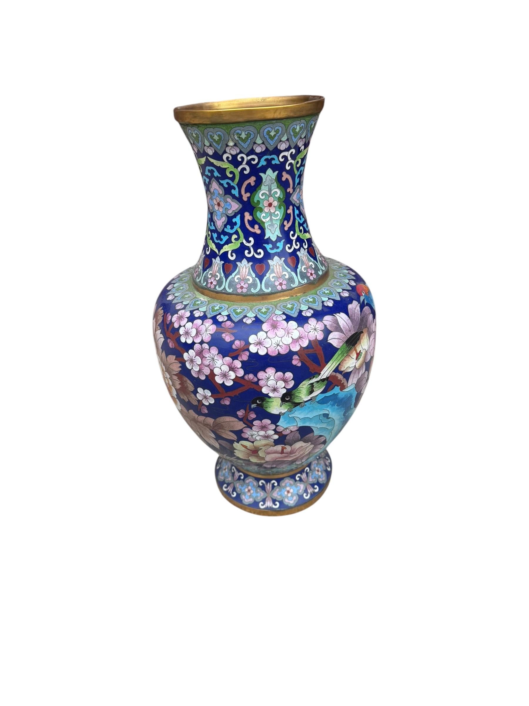 Vase vintage chinois cloisonné à design floral

Vase chinois à motifs floraux, de forme lobée, émaillé cloisonné et doré. Détails floraux époustouflants avec dessus et base en finition dorée.

Circa Mid 20th Century

Dimensions

H 16