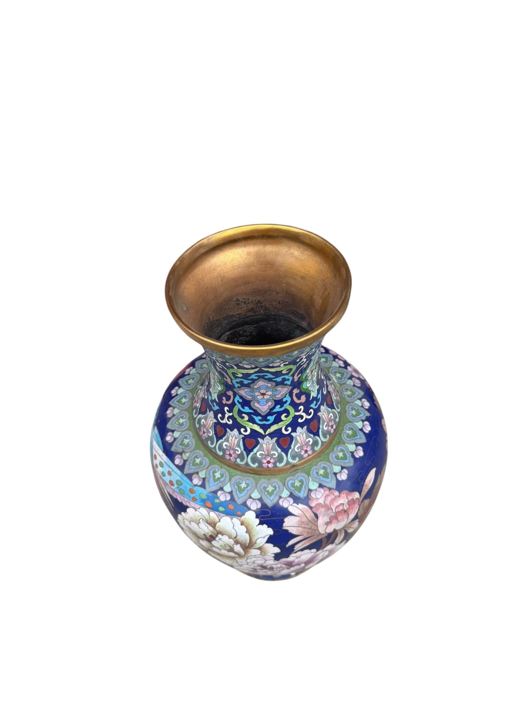 Beaux-Arts Vase vintage chinois cloisonné à design floral en vente