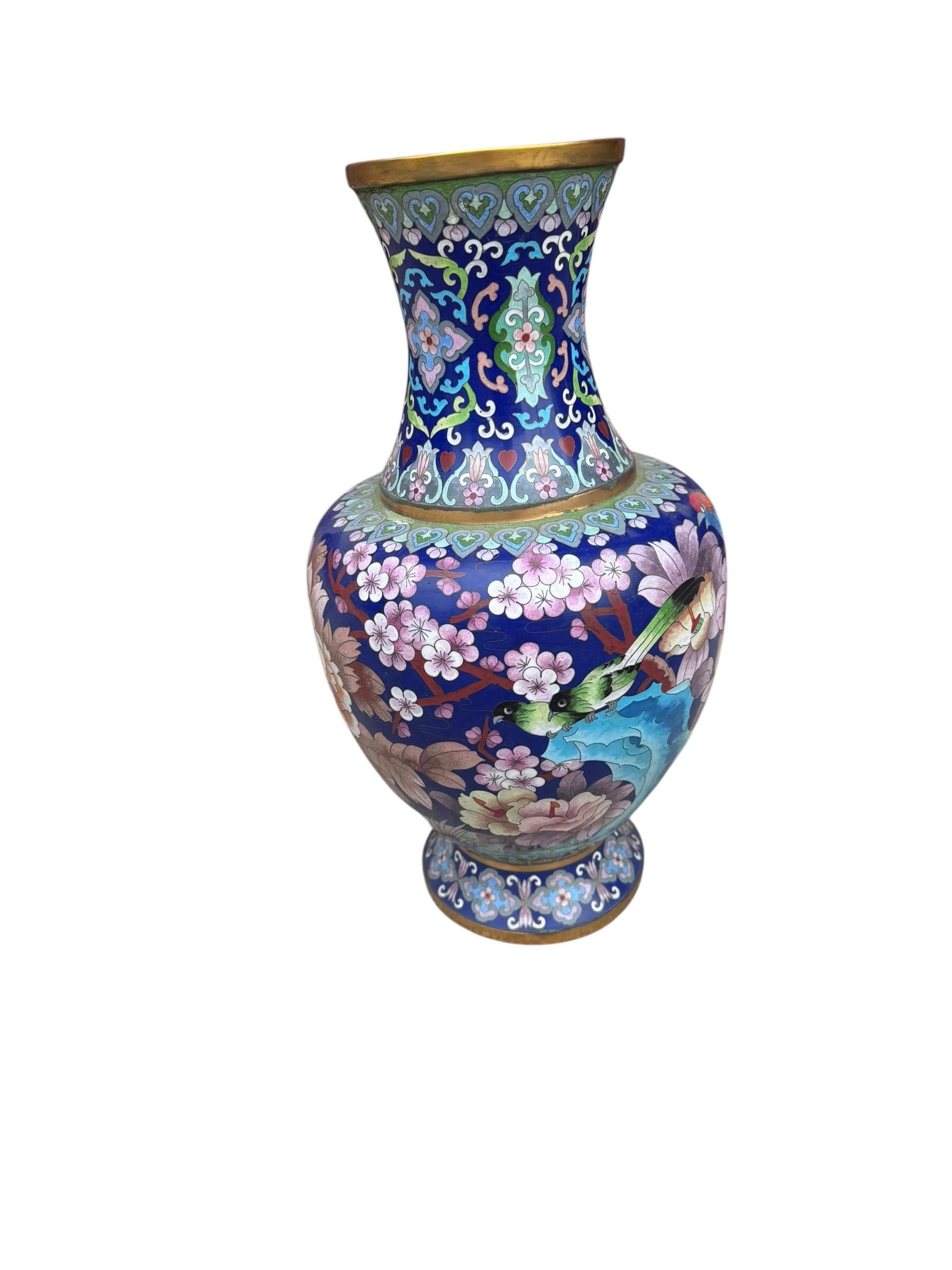 Chinois Vase vintage chinois cloisonné à design floral en vente