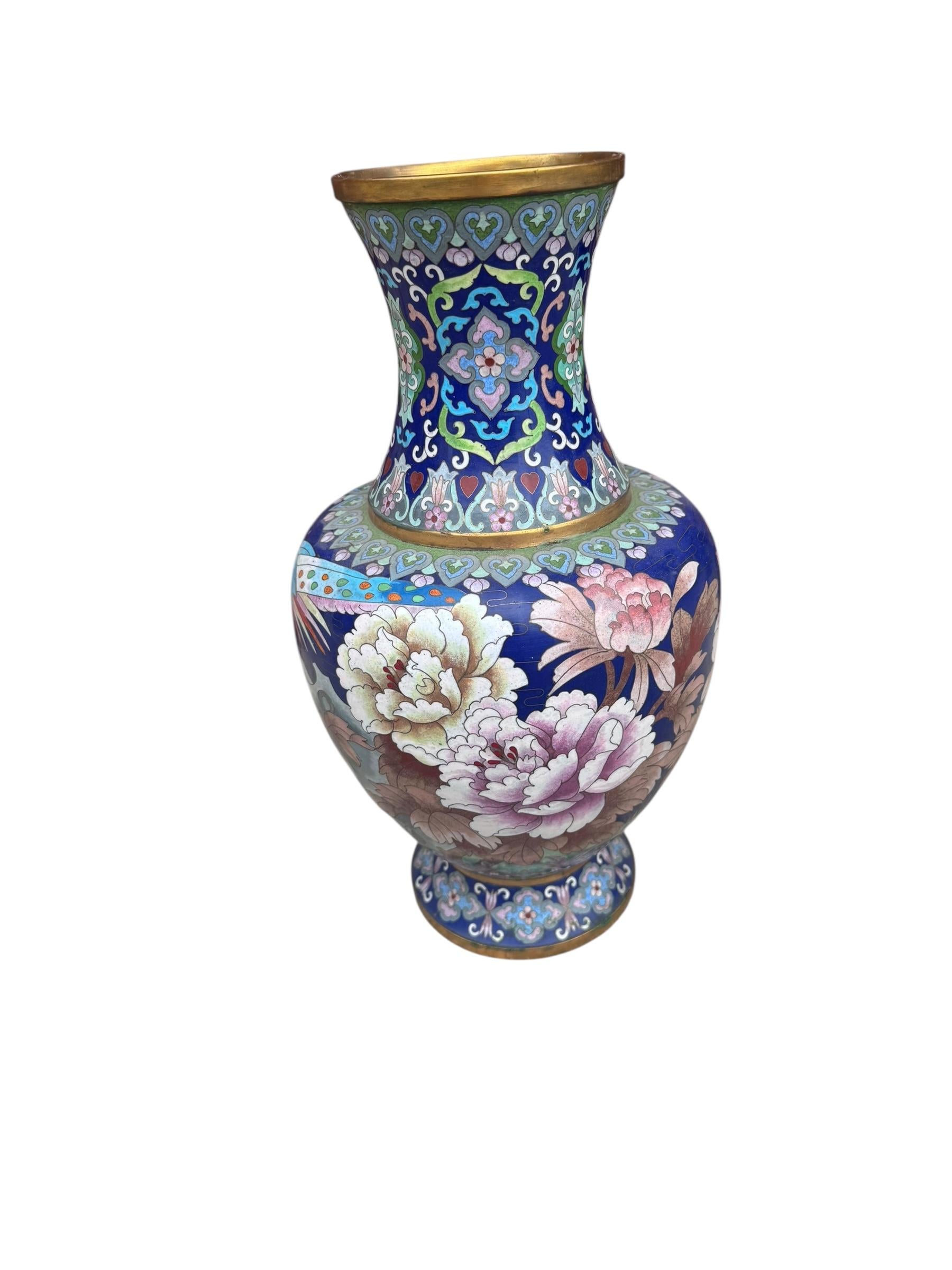 20ième siècle Vase vintage chinois cloisonné à design floral en vente